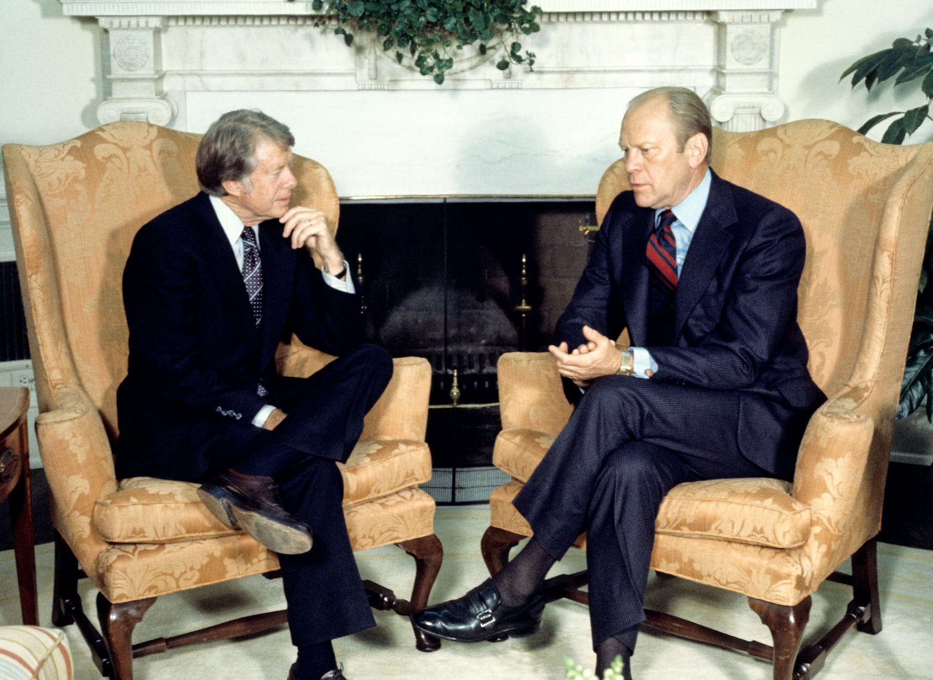 Der ehemalige US-Präsident Gerald Ford (r.) und der frisch gewählte Jimmy Carter treffen im November 1976 im Weißen Haus zusammen, um die Übergabe der Amtsgeschäfte zu besprechen.