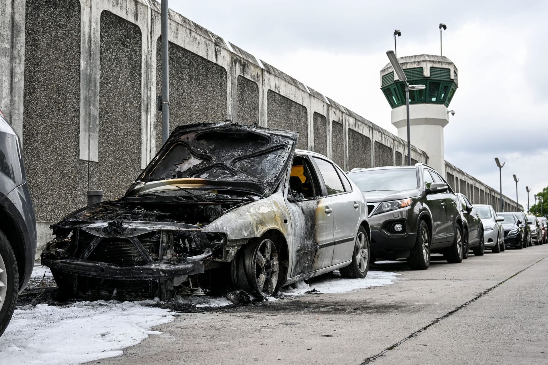 Autos vor Gefängnissen angezündet.