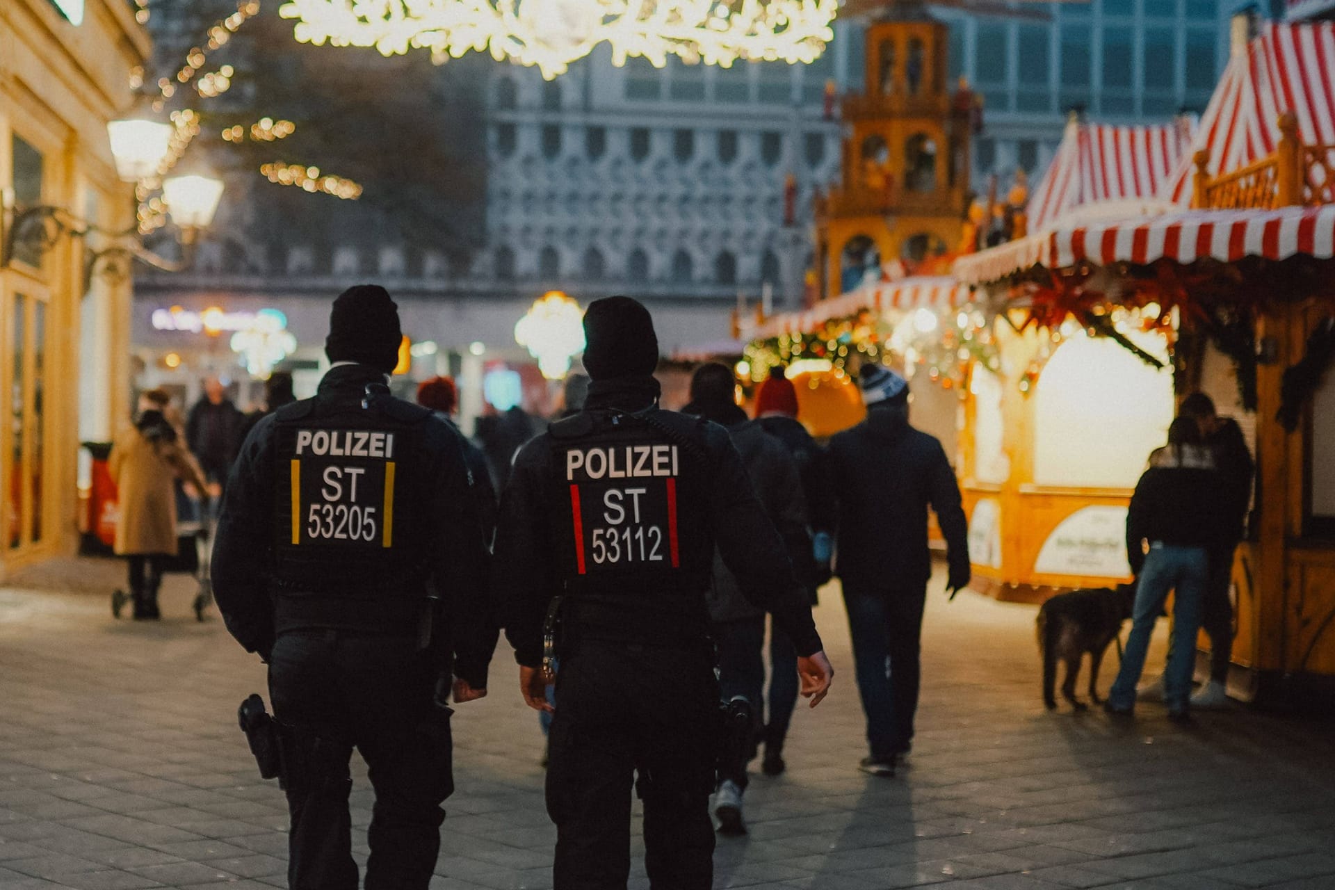 Polizisten laufen auf dem Magdeburger Weihnachtsmarkt Streife.