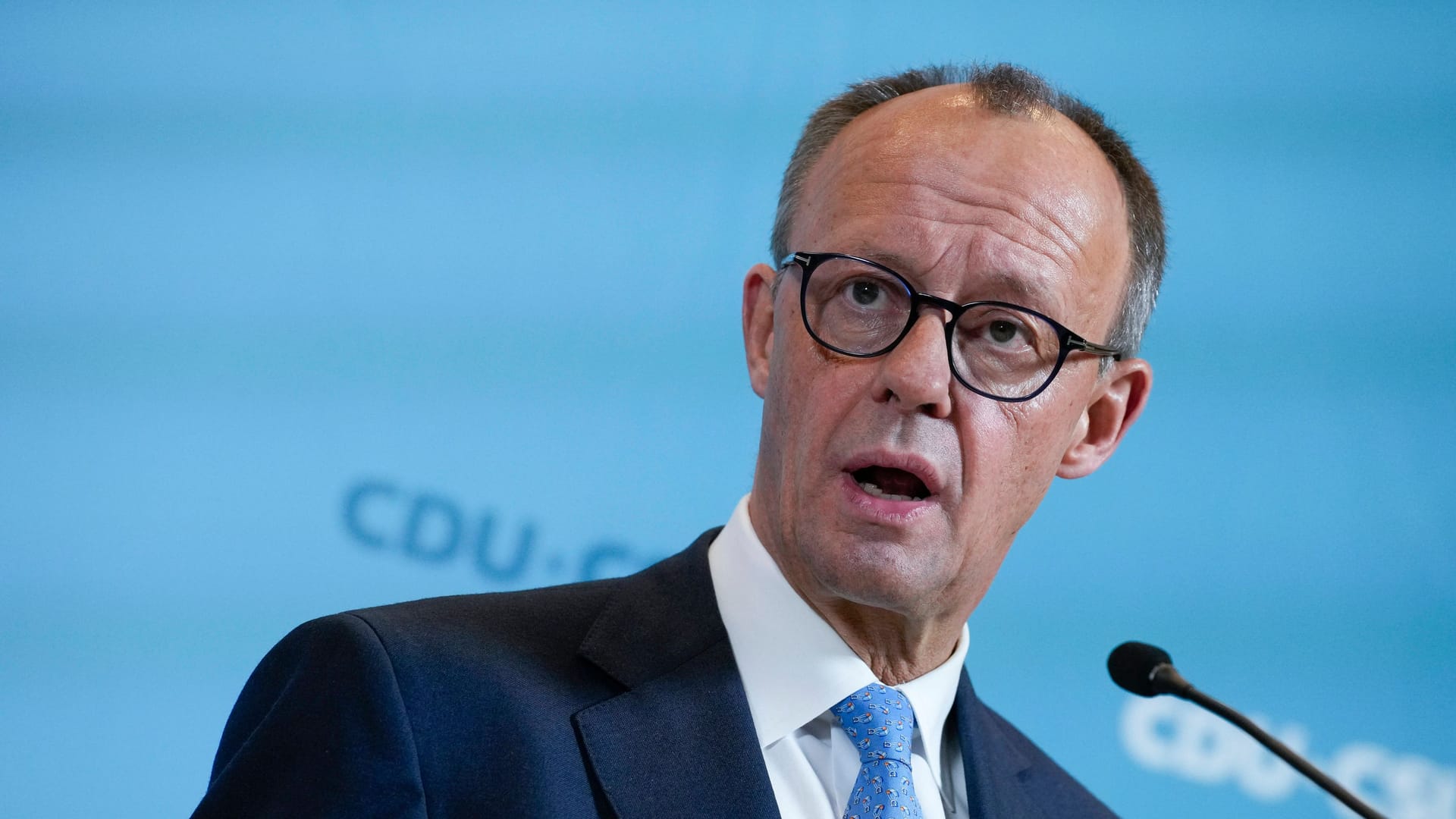 CDU-Chef Friedrich Merz warnt vor Assad-Gehilfen, die nach Deutschland einreisen wollen. (Archivbild)