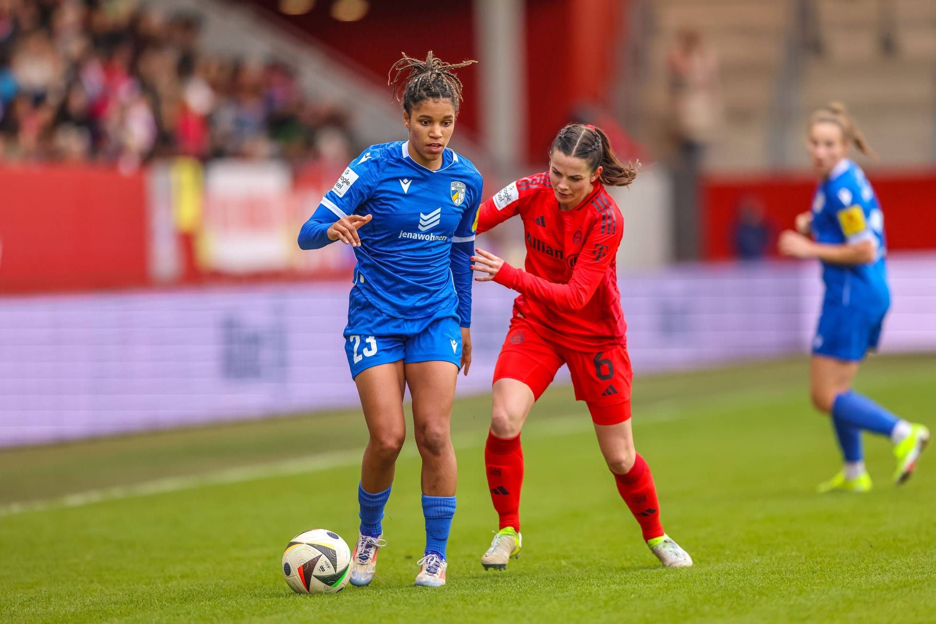 Josephine Bonsu (l.) gegen Tuva Hansen: Die Spielerin aus Jena spielte einst beim 1. FC Union Berlin.