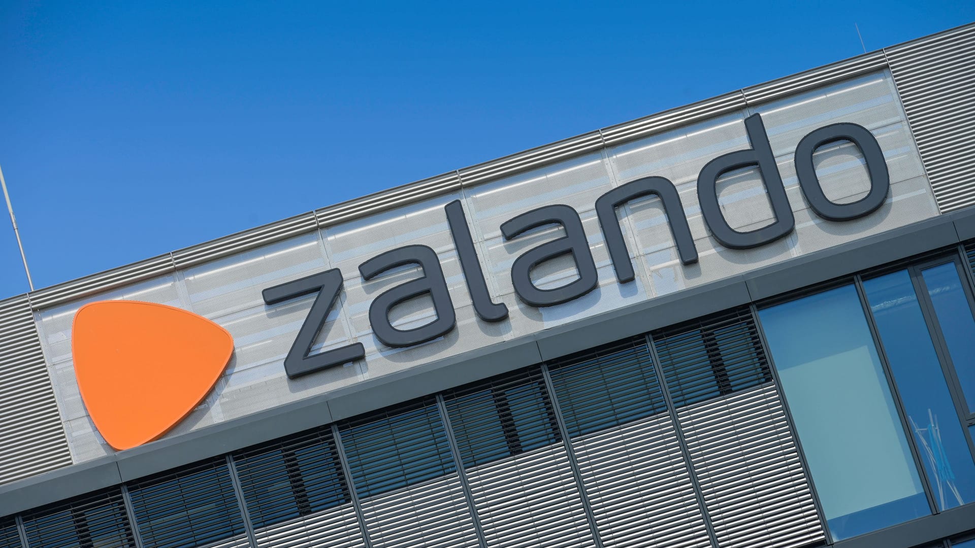 Zalando-Zentrale in Berlin (Symbolbild): Der Deal mit About You soll bis Sommer 2025 abgeschlossen sein.