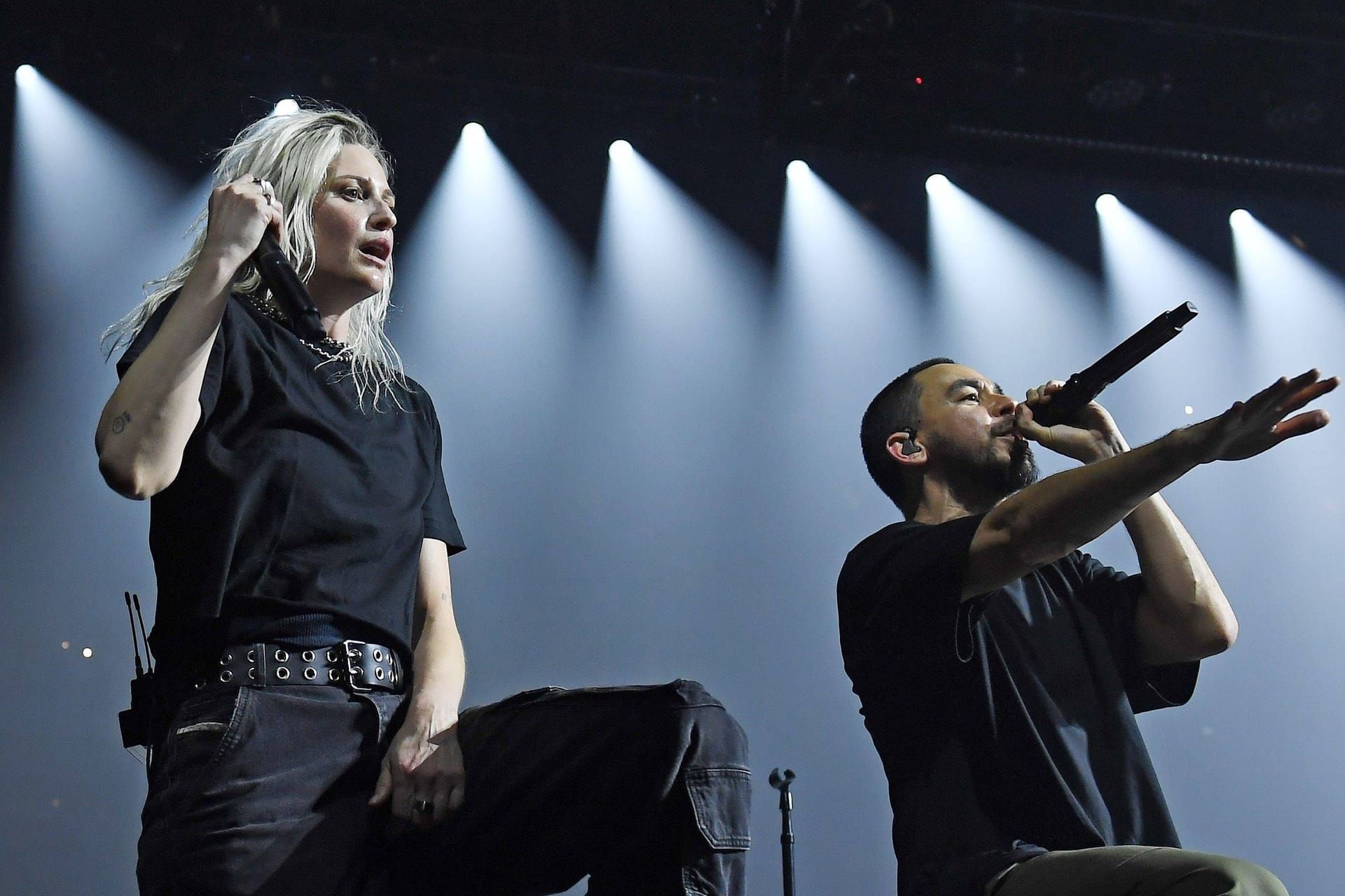 Die neue Linkin Park-Sängerin Emily Armstrong mit Mike Shinoda bei einem Auftritt in London. (Archivfoto)