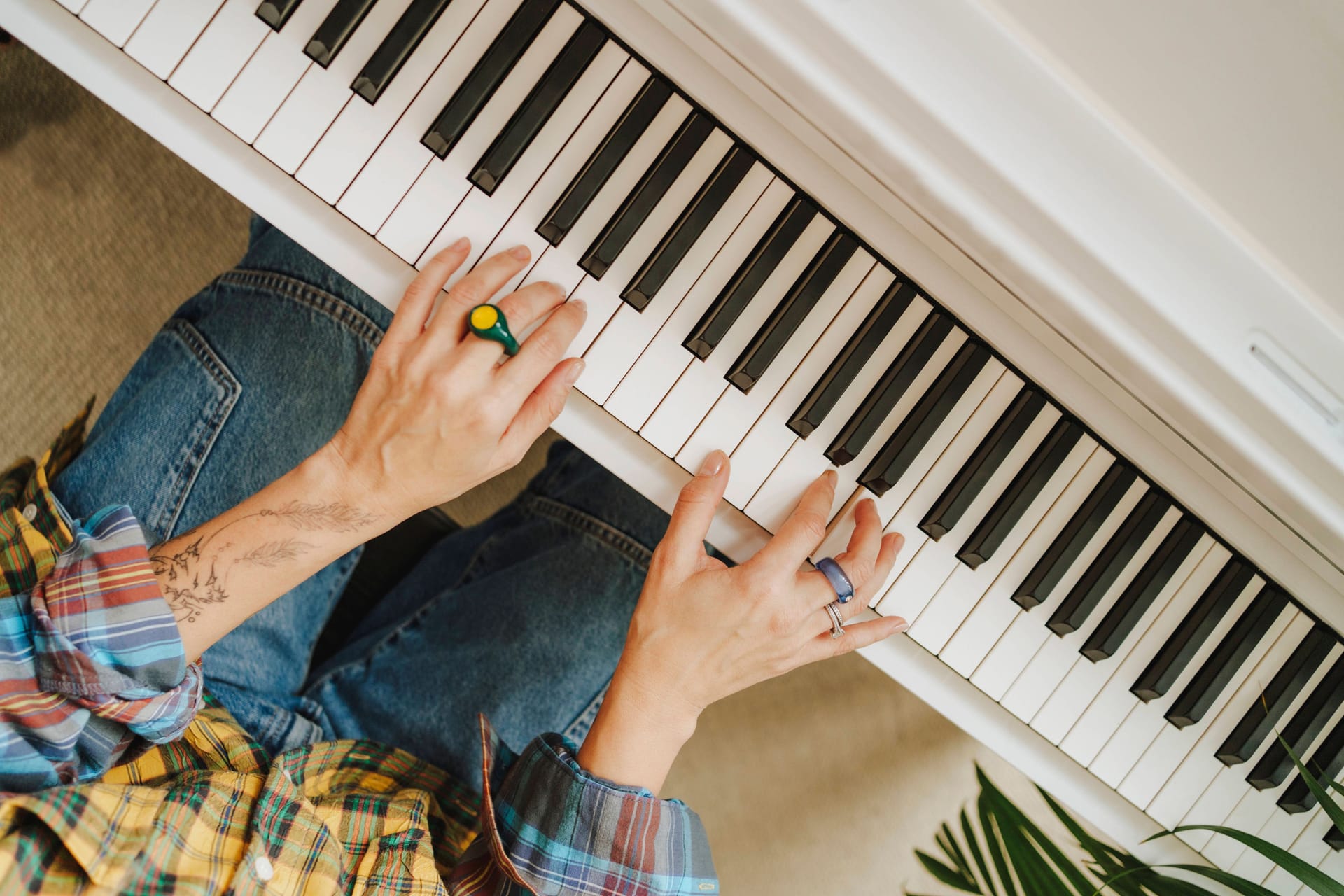 Frau spielt auf einem Klavier. (Symbolfoto)