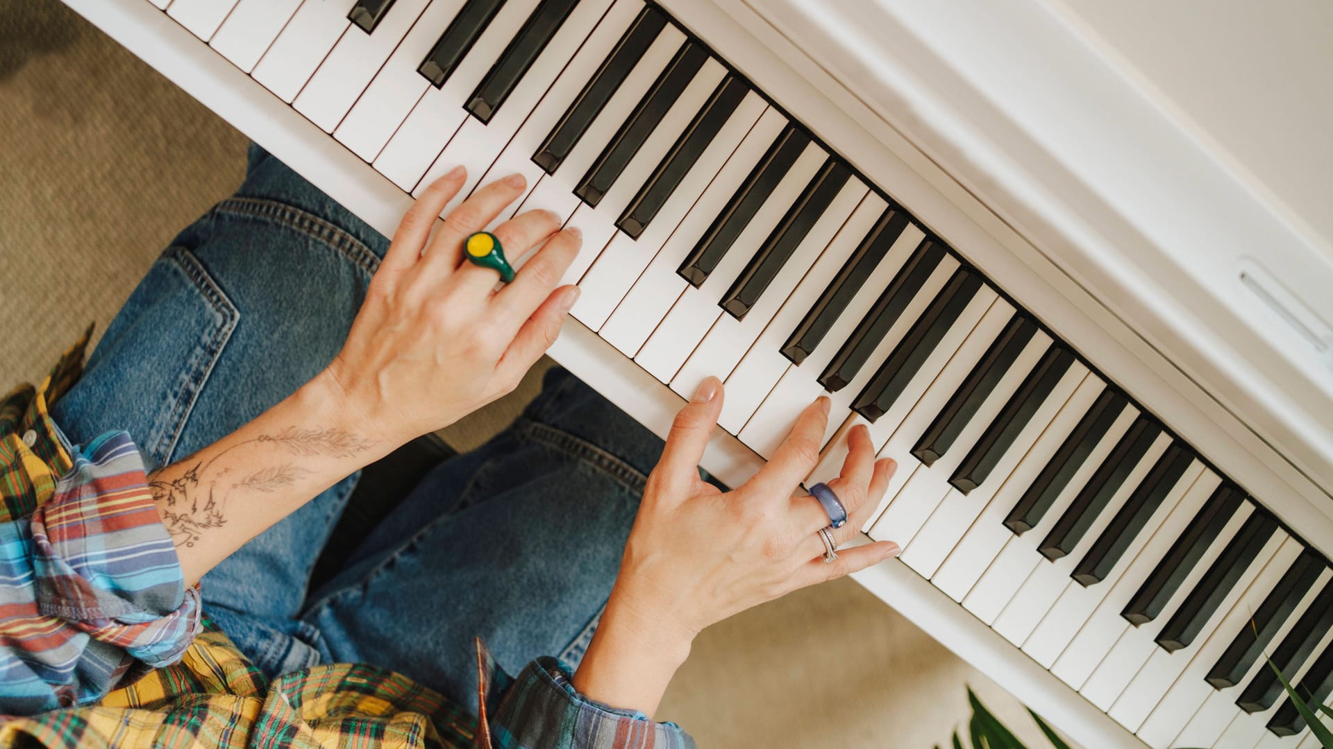 Frau spielt auf einem Klavier. (Symbolfoto)