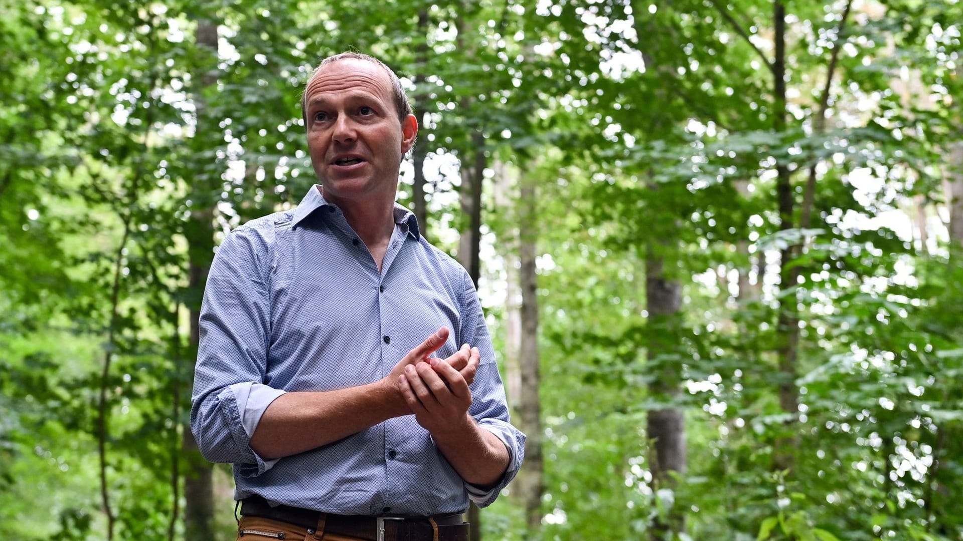 Sachsens Umweltminister Wolfram Günther im Auwald