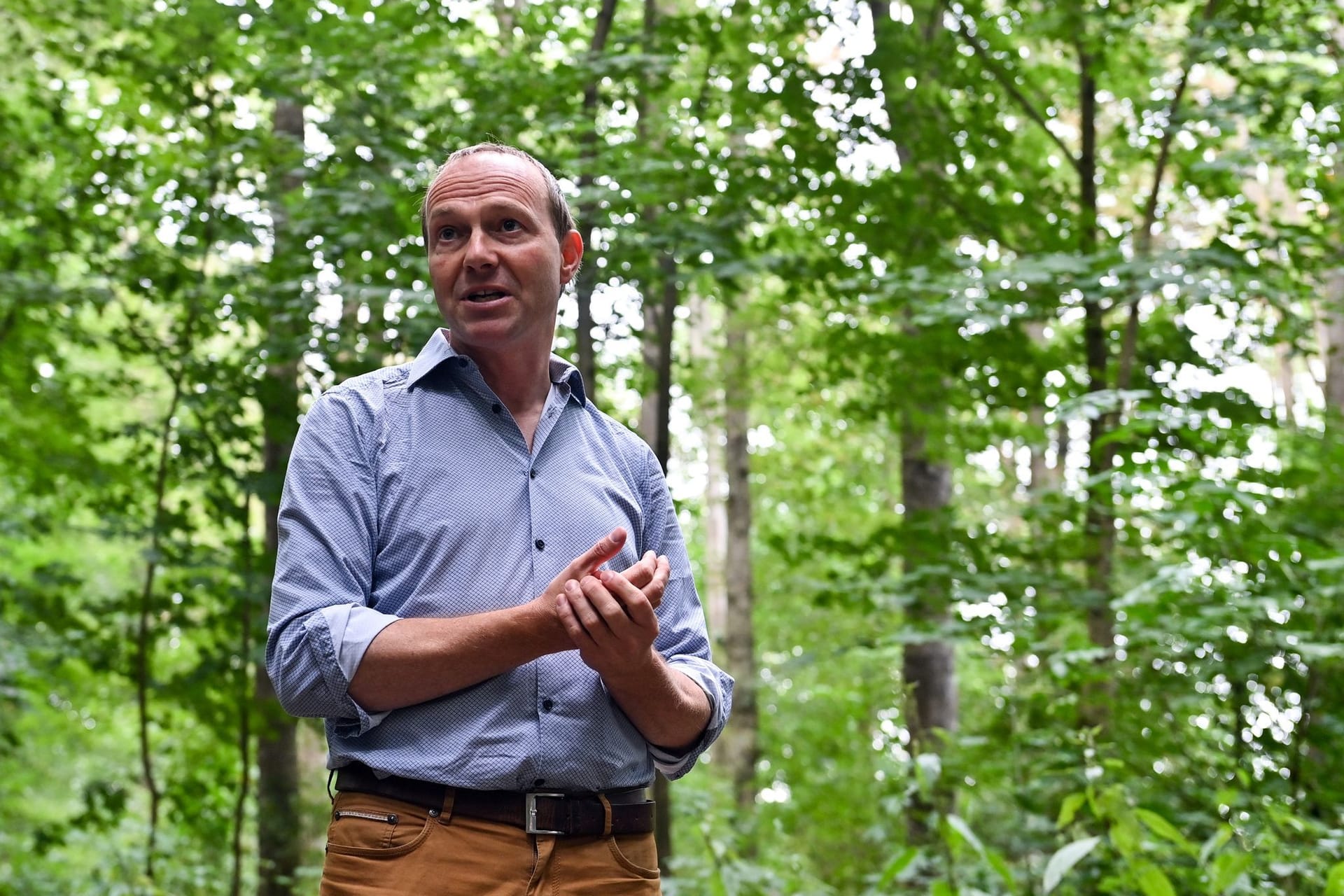 Sachsens Umweltminister Wolfram Günther im Auwald