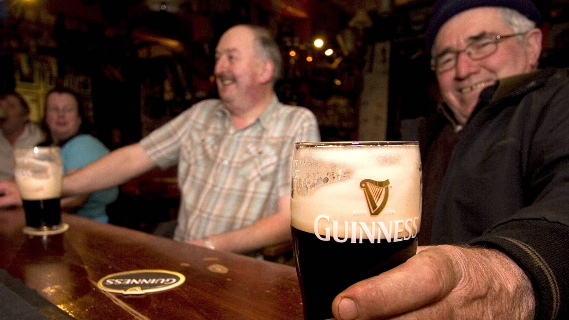 Zwei Männer trinken Guinness (Archivbild): Die Brauereien sind an ihren Grenzen angelangt.