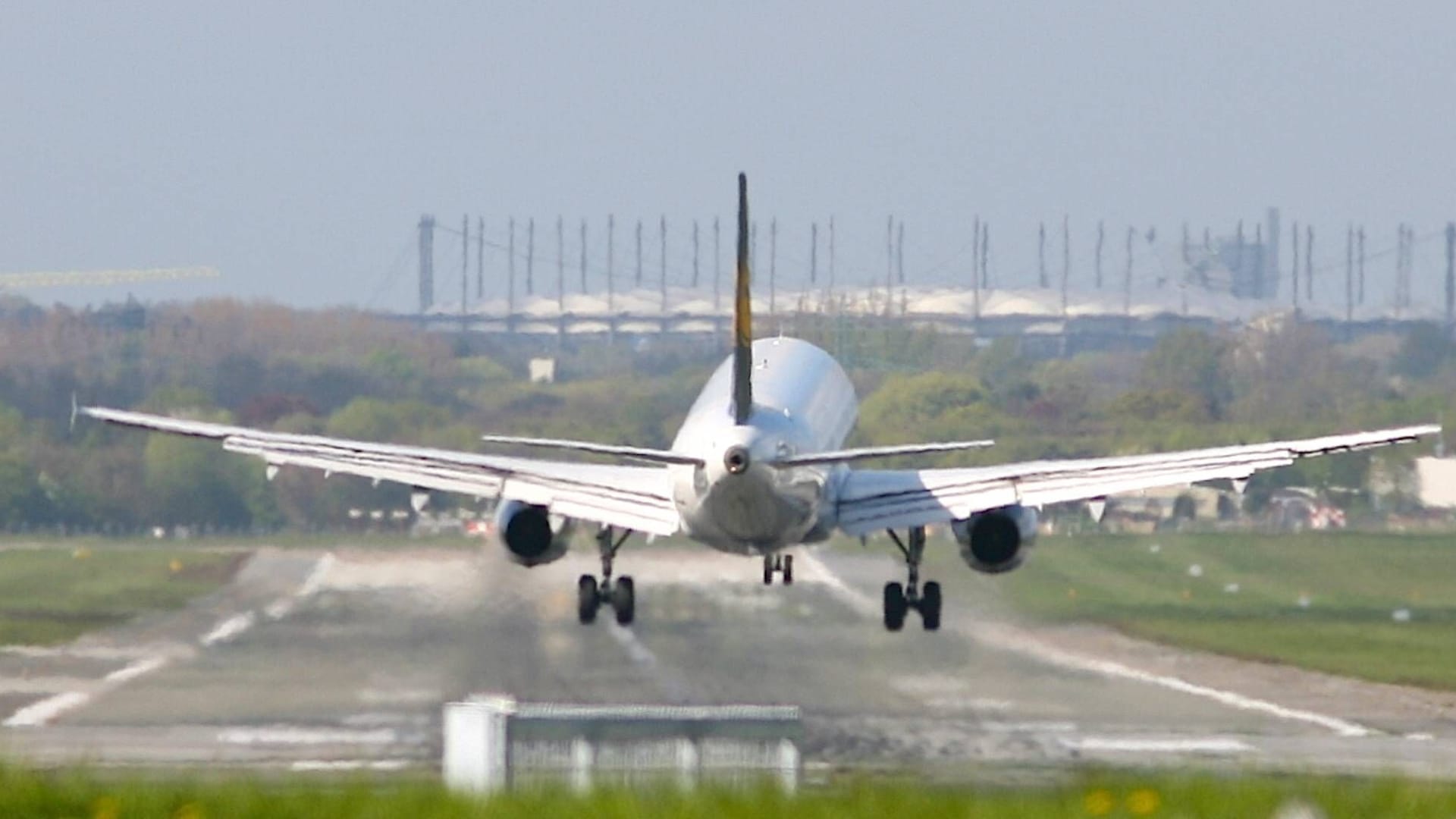 Ein Flugzeug am Flughafen Hamburg (Symbolbild): Easyjet hat neue Ziele ab Fuhlsbüttel angekündigt.