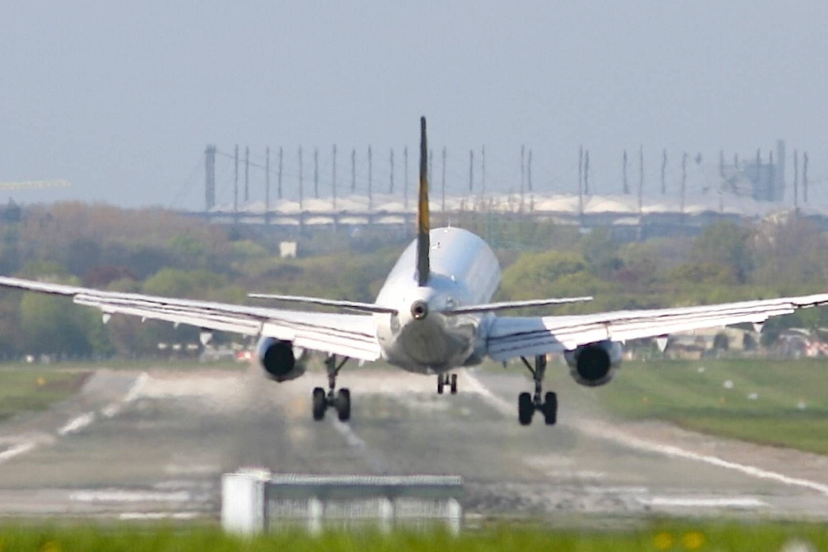 Ein Flugzeug am Flughafen Hamburg (Symbolbild): Easyjet hat neue Ziele ab Fuhlsbüttel angekündigt.