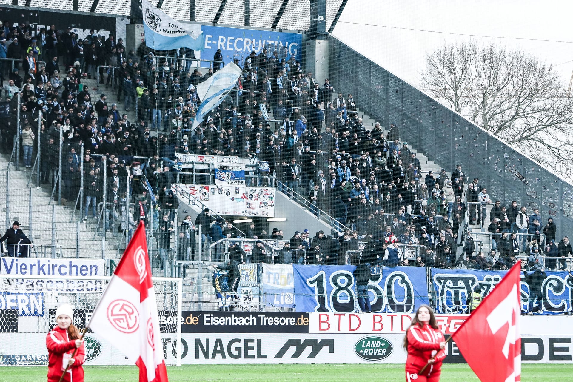 Fans von 1860 München beim Auswärtsspiel in Essen (Archivbild): Bereits am Eingang zum Gästeblock soll es zu unschönen Szenen gekommen sein.