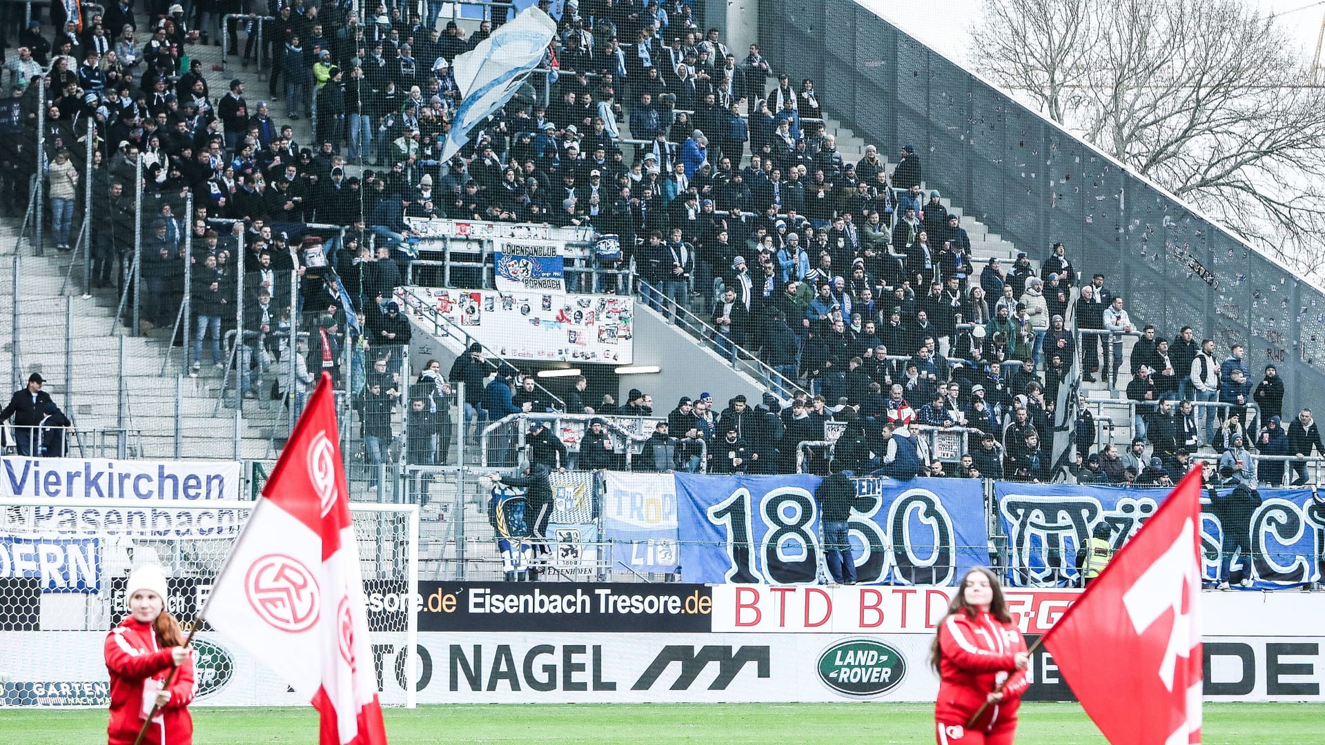 Fans von 1860 München beim Auswärtsspiel in Essen (Archivbild): Bereits am Eingang zum Gästeblock soll es zu unschönen Szenen gekommen sein.