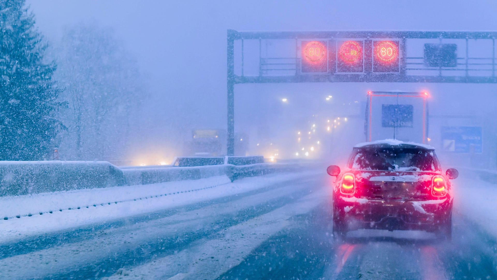 Kleines deutsches Eck: In der schneereichen Gegend sind Spikes erlaubt.