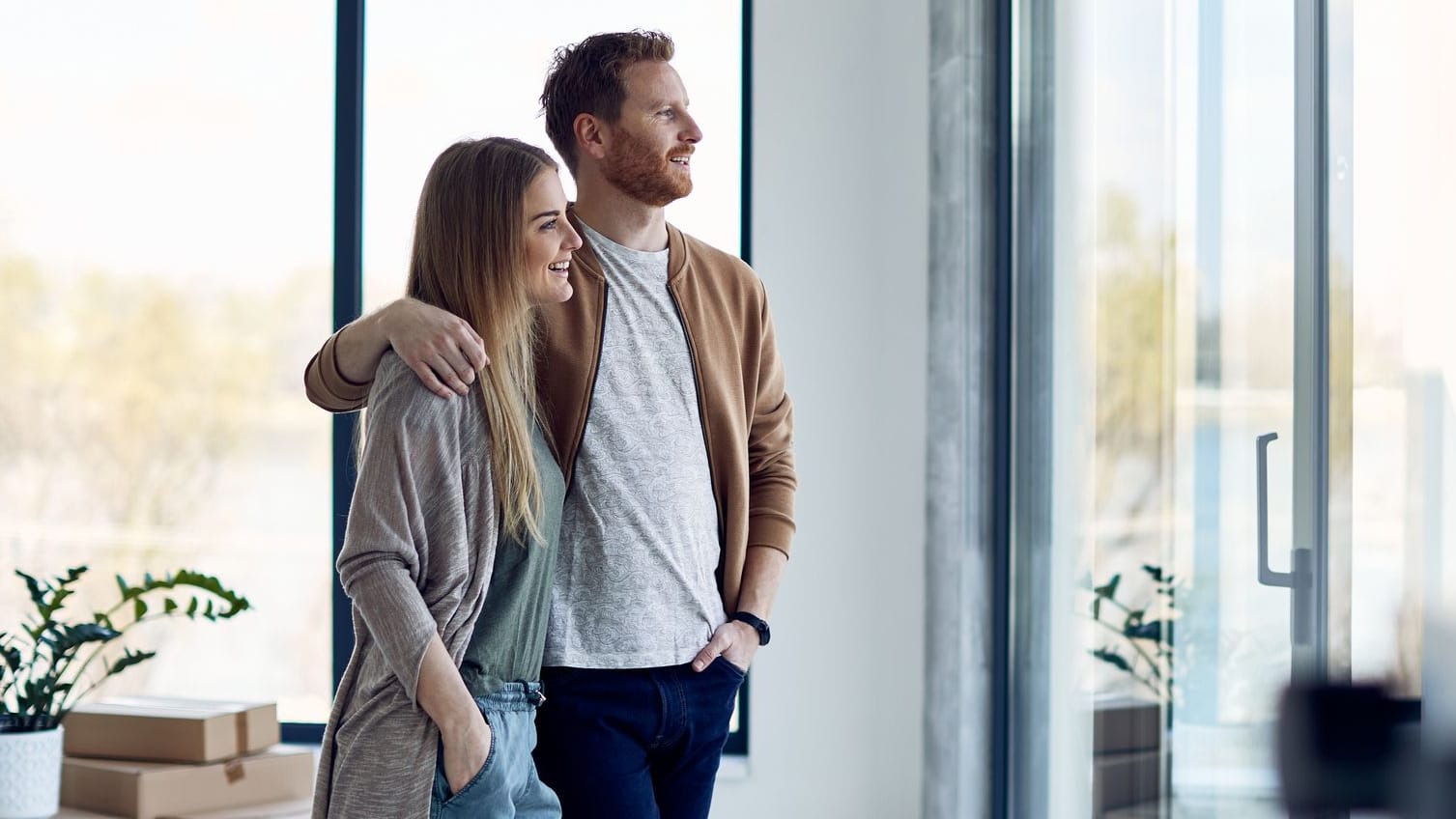 Zufriedenes Paar: Viele Menschen träumen von einer eigenen Wohnung oder einem eigenen Haus.