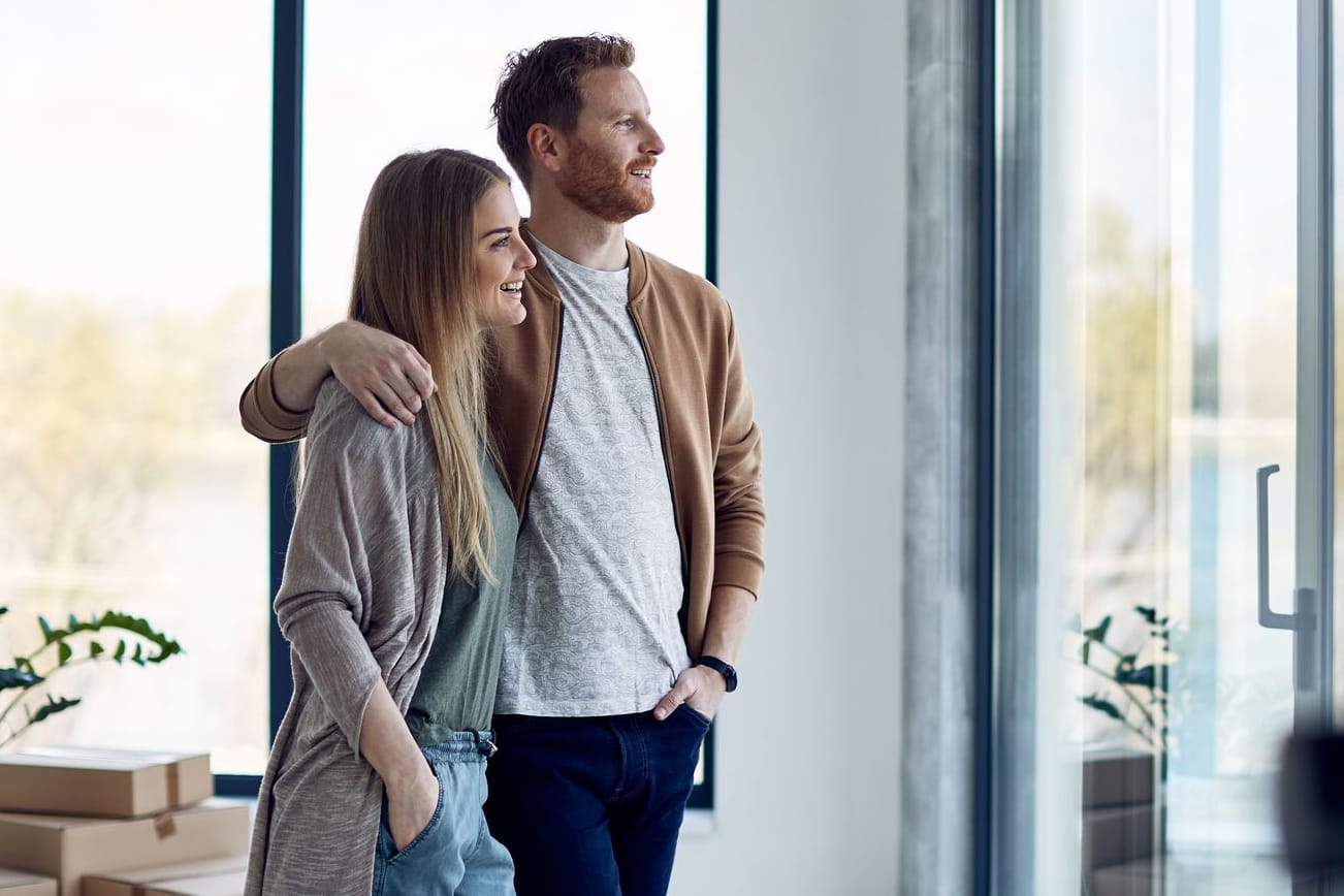 Zufriedenes Paar: Viele Menschen träumen von einer eigenen Wohnung oder einem eigenen Haus.