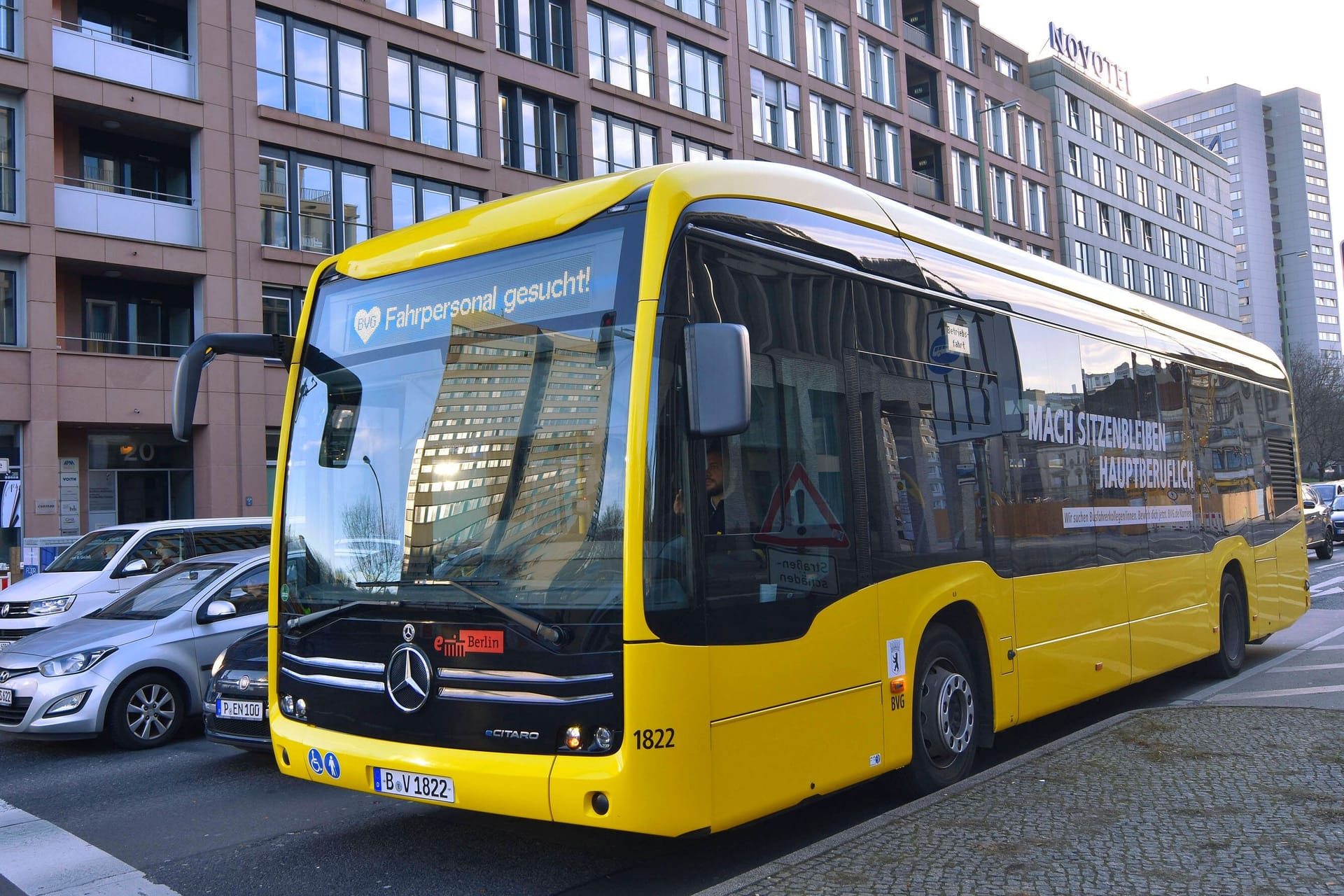 Bus der BVG (Archivbild): Demnächst soll es eine Verbindung des S-Bahnhofs Blankenburg mit den umliegenden Wohngebieten geben.