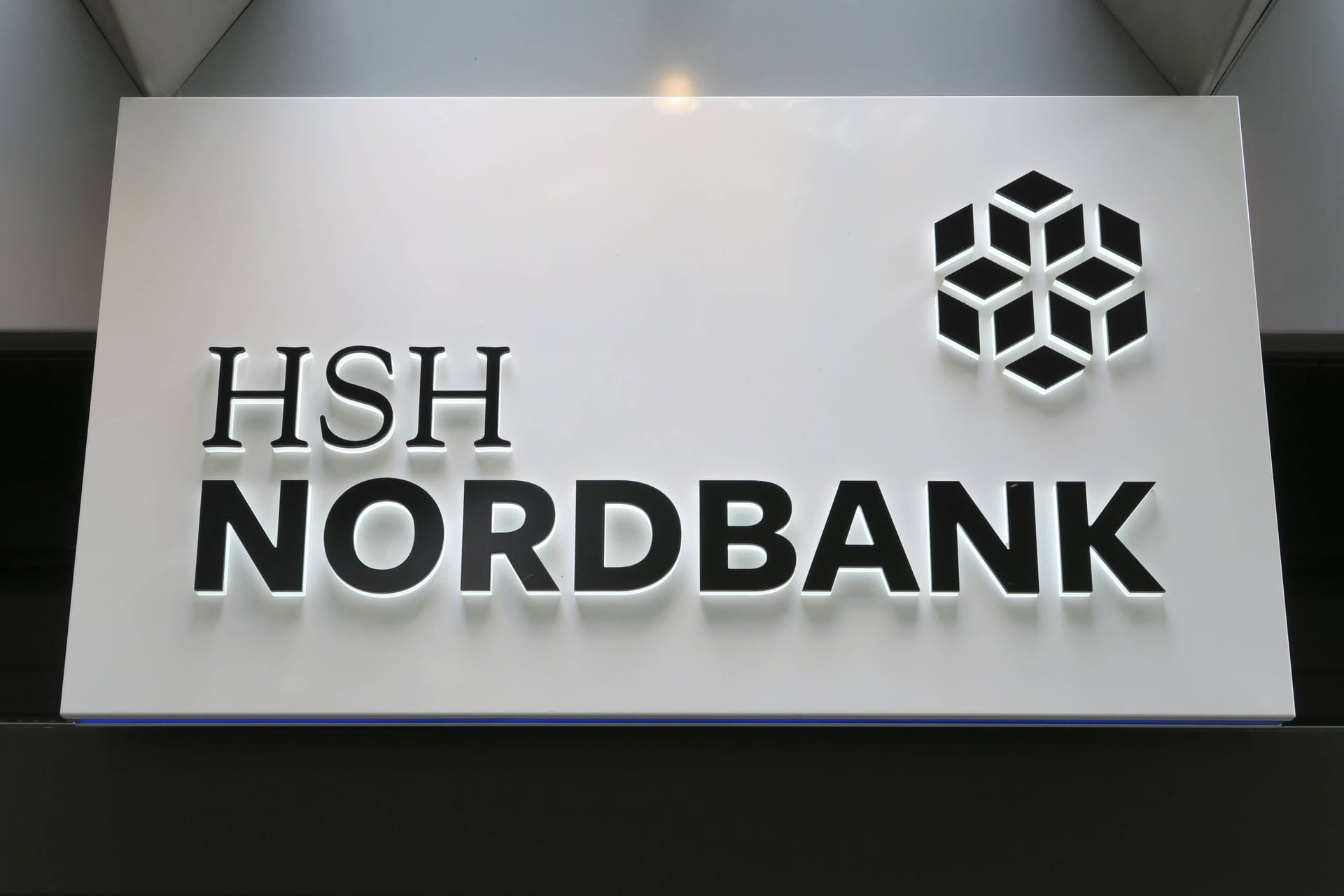 Schriftzug und Logo der HSH Nordbank (Archivbild): Die damalige Landesbank von Hamburg und Schleswig-Holstein soll in den Steuerbetrug verwickelt sein.