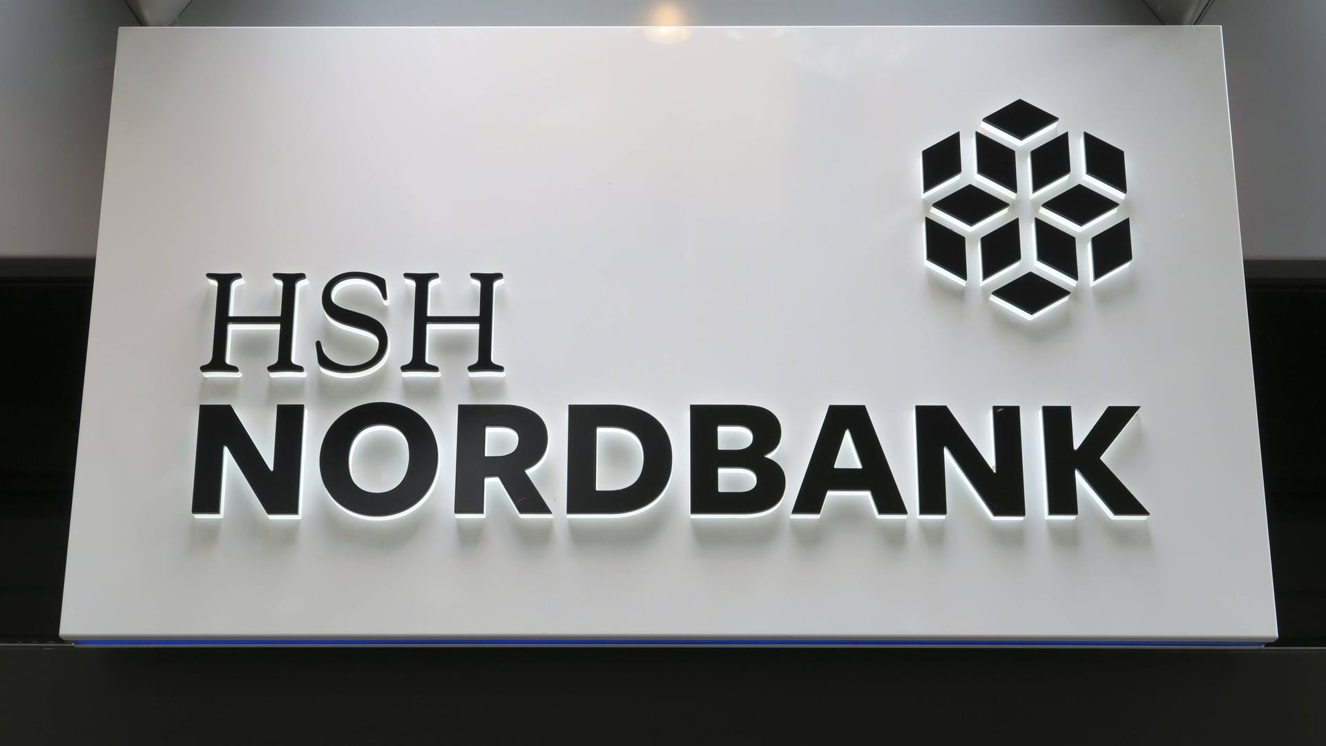 Schriftzug und Logo der HSH Nordbank (Archivbild): Die damalige Landesbank von Hamburg und Schleswig-Holstein soll in den Steuerbetrug verwickelt sein.