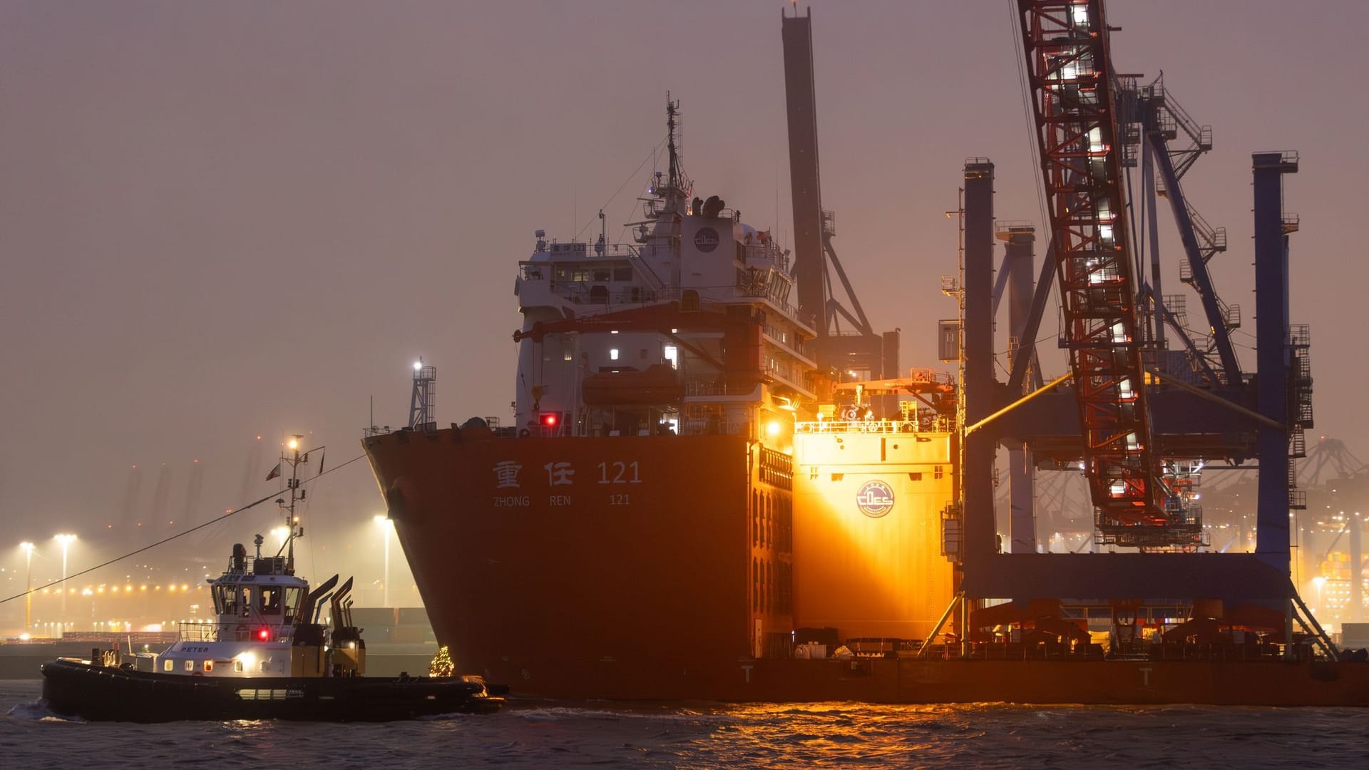 Mit drei Containerbrücken beladen fährt das Transportschiff "Zhong Ren 121" durch den Hamburger Hafen. Die riesigen Containerbrücken sind für das Terminal Altenwerder bestimmt.