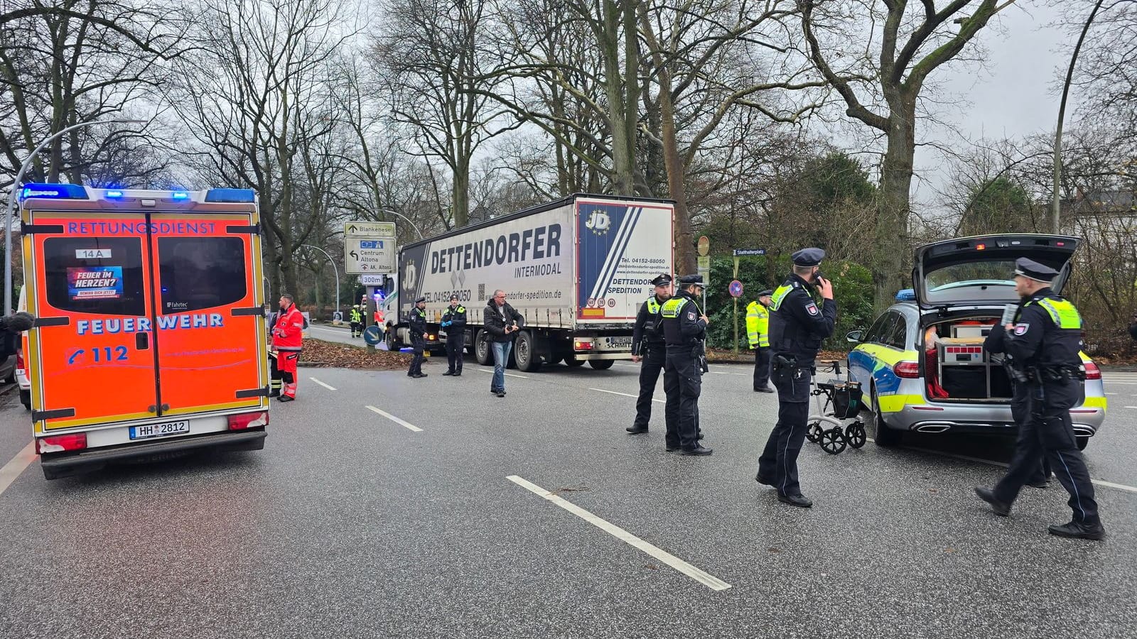 Unfall in Othmarschen: Ein LKW hat in der Reventlowstraße eine Seniorin erfasst und überrollt.