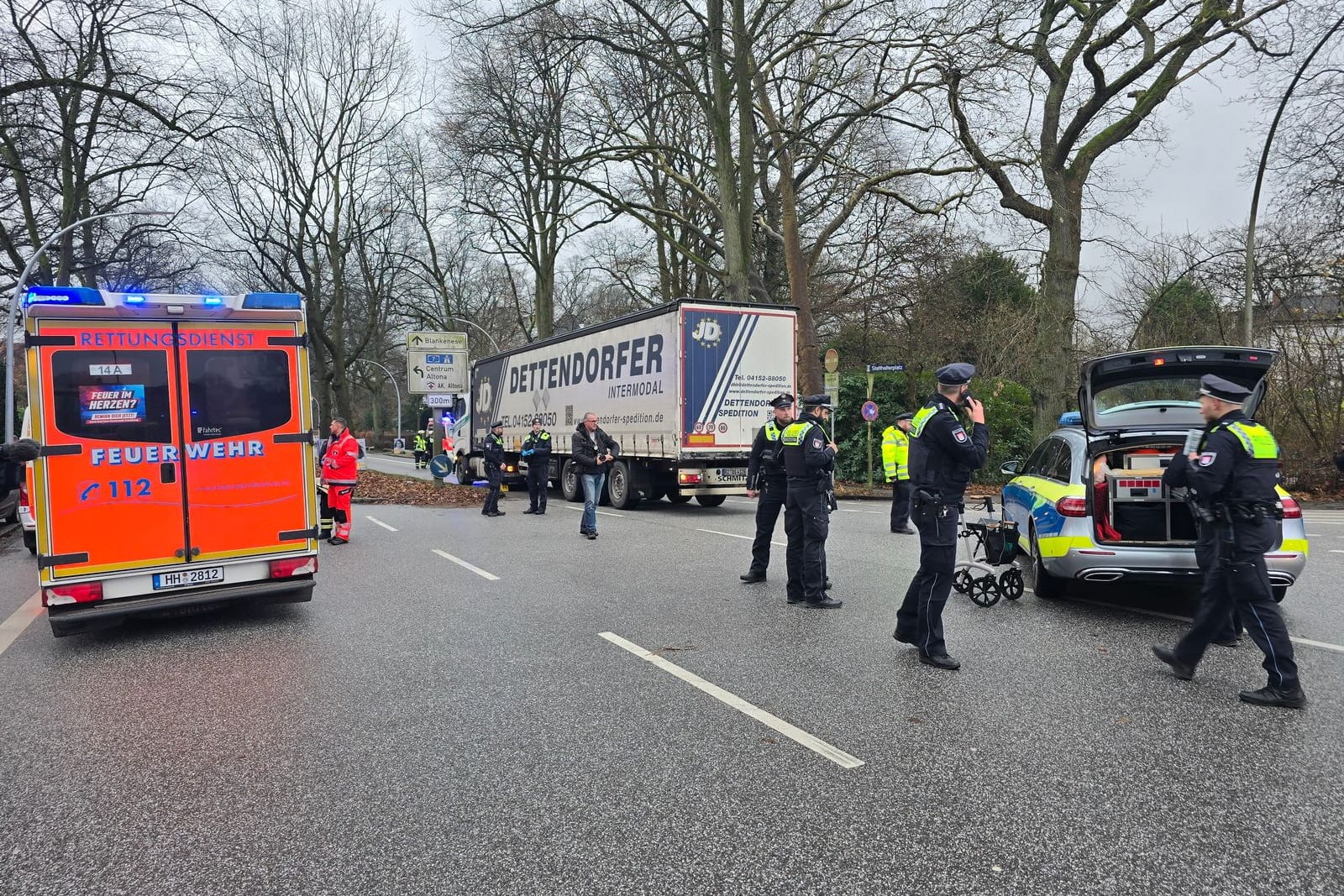 Unfall in Othmarschen: Ein LKW hat in der Reventlowstraße eine Seniorin erfasst und überrollt.