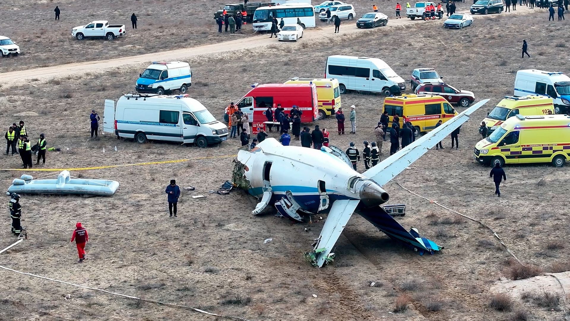 Kasachstan, Aktau: Das Wrack einer Embraer 190 der Azerbaijan Airlines liegt in der Nähe des Flughafens von Aktau.