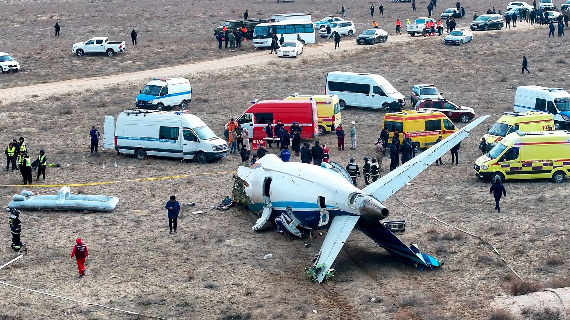 Kasachstan, Aktau: Das Wrack einer Embraer 190 der Azerbaijan Airlines liegt in der Nähe des Flughafens von Aktau.