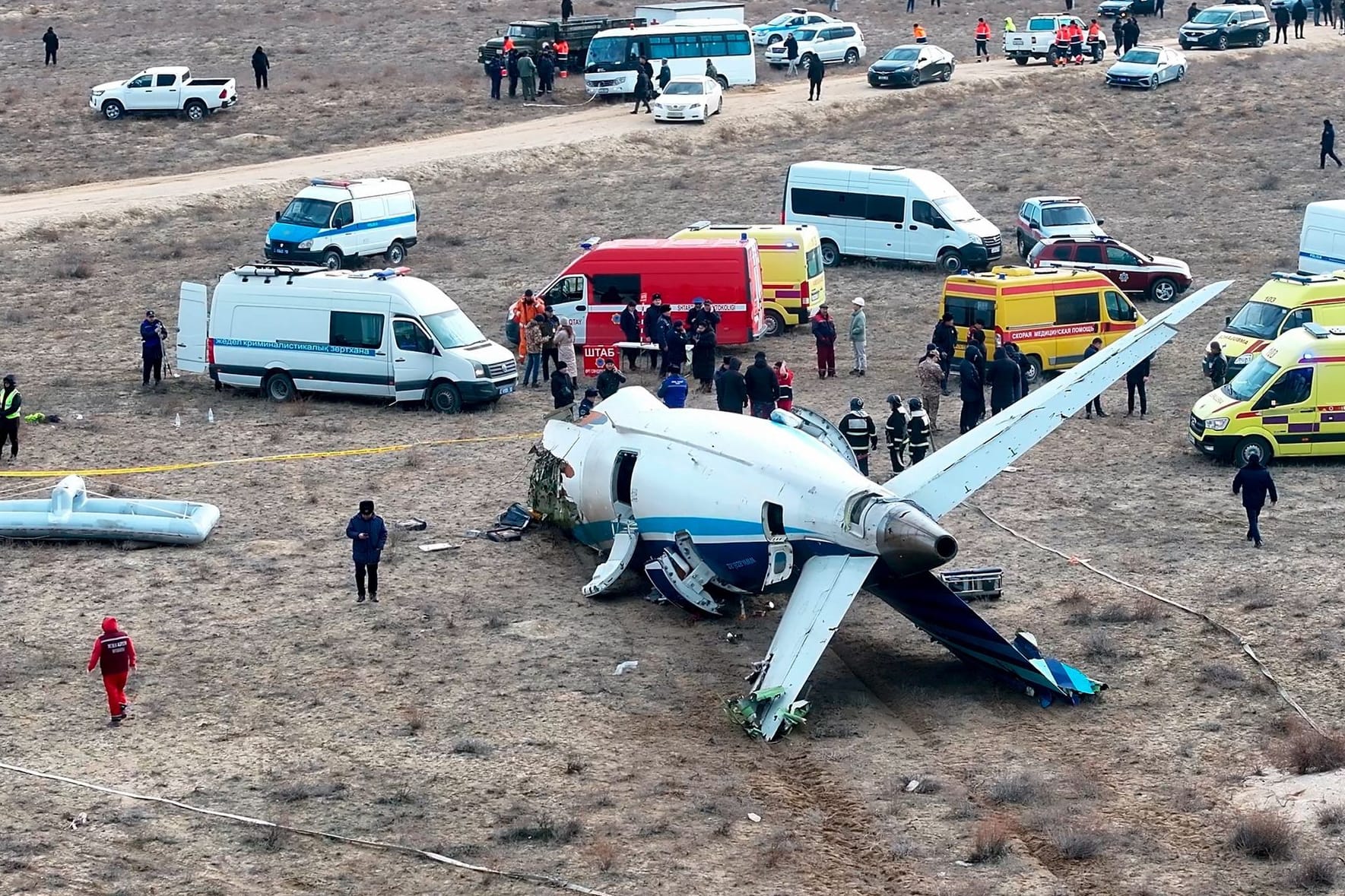 Kasachstan, Aktau: Das Wrack einer Embraer 190 der Azerbaijan Airlines liegt in der Nähe des Flughafens von Aktau.