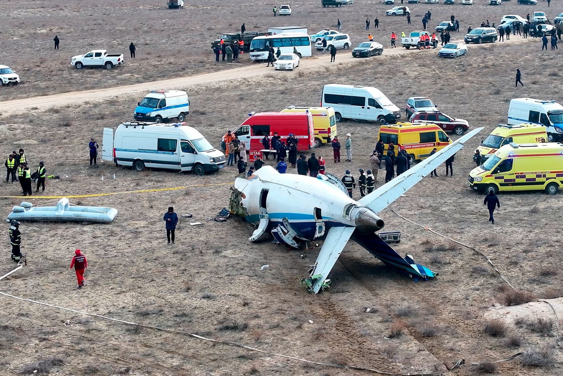 Kasachstan, Aktau: Das Wrack einer Embraer 190 der Azerbaijan Airlines liegt in der Nähe des Flughafens von Aktau.