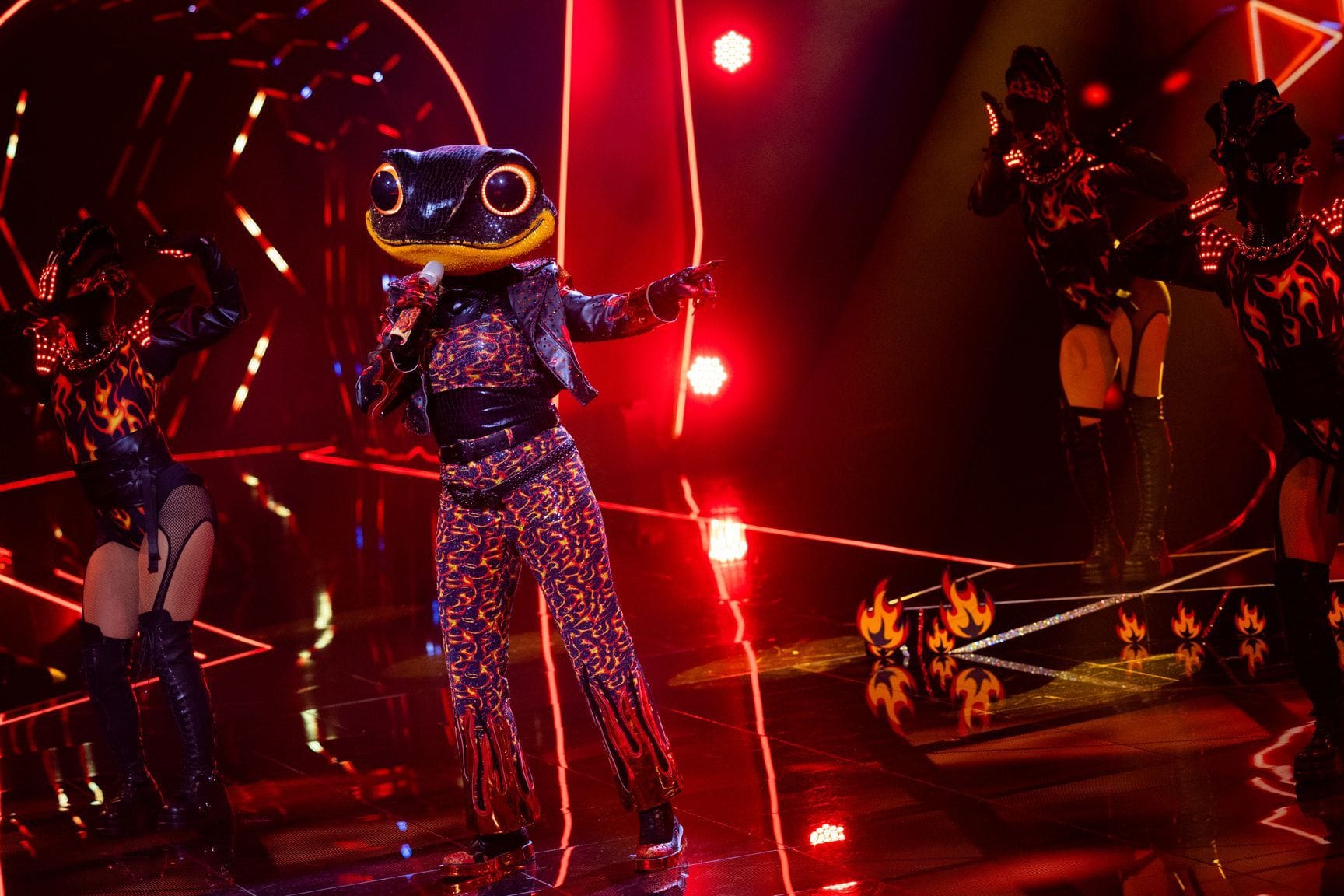 Die Figur "Der Feuersalamander" steht in der ProSieben-Show "The Masked Singer" auf der Bühne.