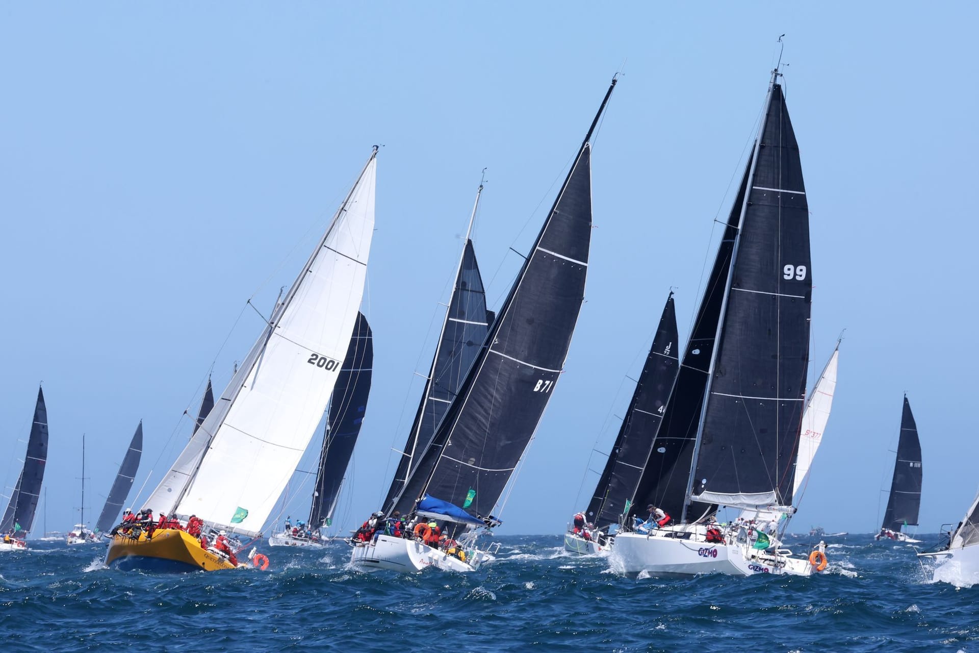 Die Flotte verlässt die Sydney Heads während des Sydney Hobart Yacht Race 2024 in Sydney. Zwei Crewmitglieder verschiedener Jachten kommen laut den Veranstaltern bei der traditionellen Segel-Regatta ums Leben.