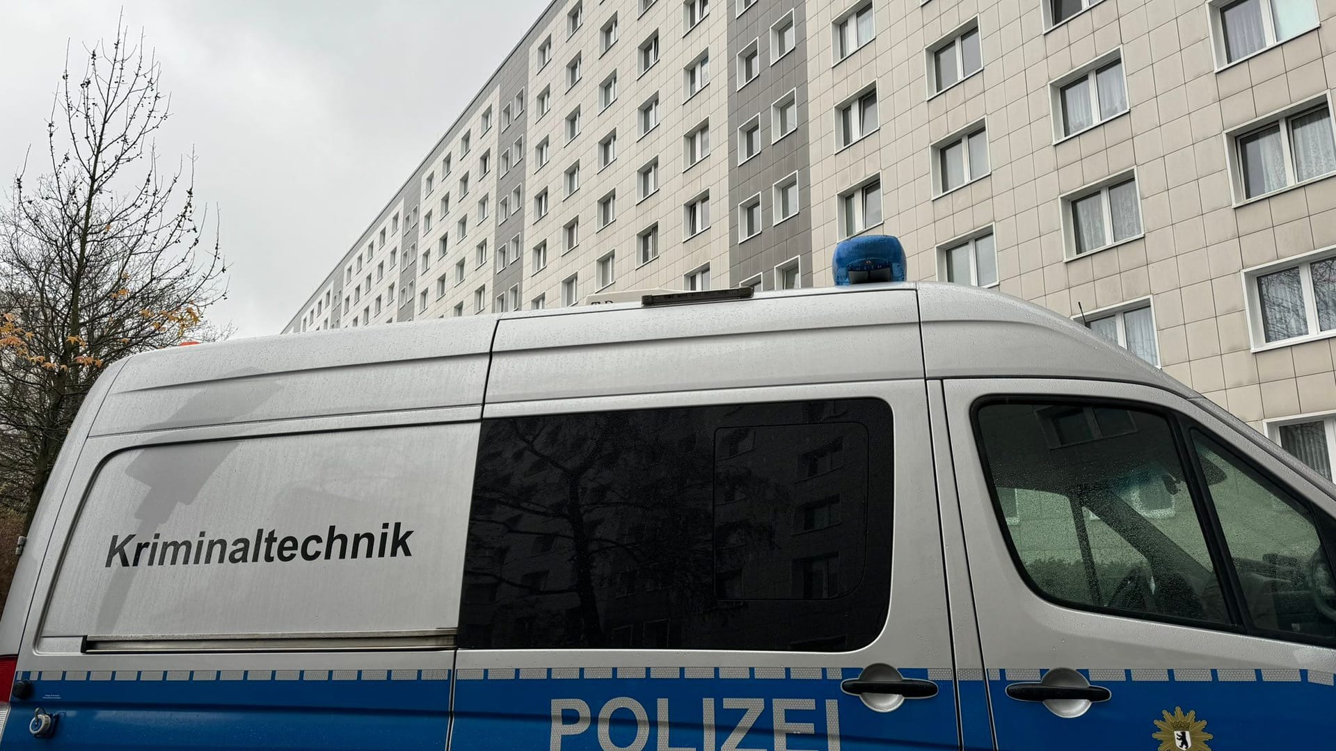 Einsatz in Lichtenberg: Eine 56-jährige Frau soll aus einem Fenster eines Mehrfamilienhauses gestürzt sein.