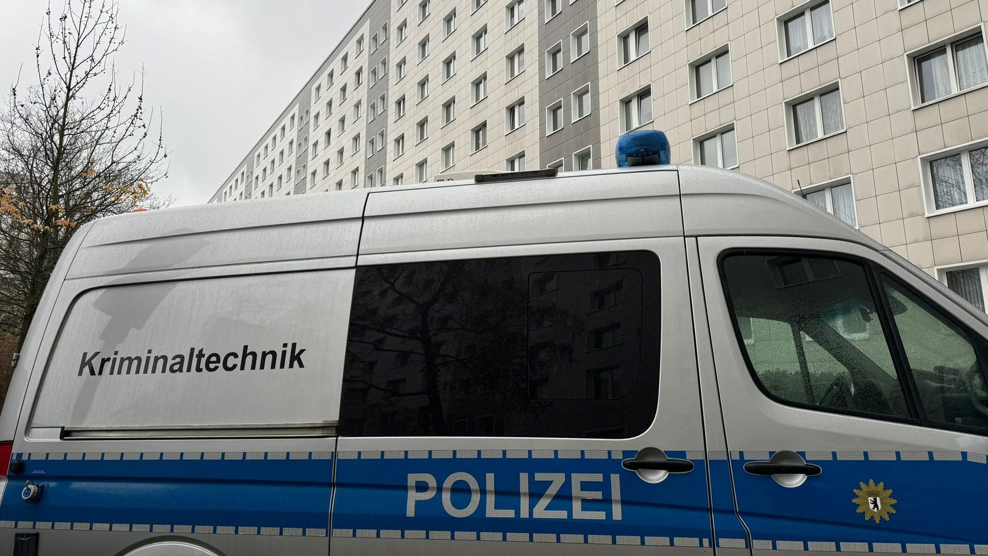 Einsatz in Lichtenberg: Eine 56-jährige Frau soll aus einem Fenster eines Mehrfamilienhauses gestürzt sein.