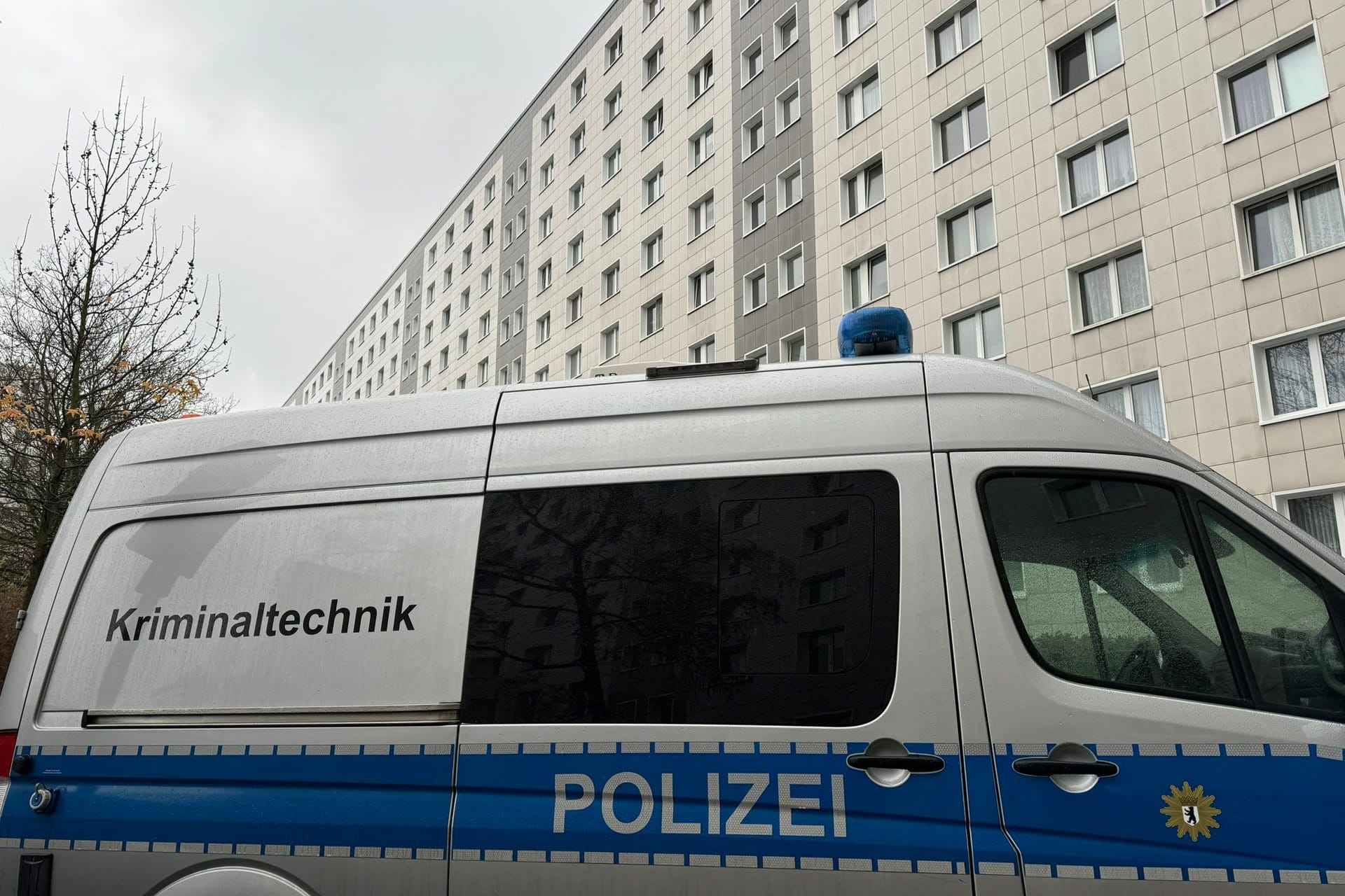 Einsatz in Lichtenberg: Eine 56-jährige Frau soll aus einem Fenster eines Mehrfamilienhauses gestürzt sein.