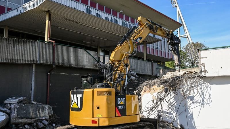 Der Senat will den Abriss des Jahnstadions fortsetzen (Archivbild).