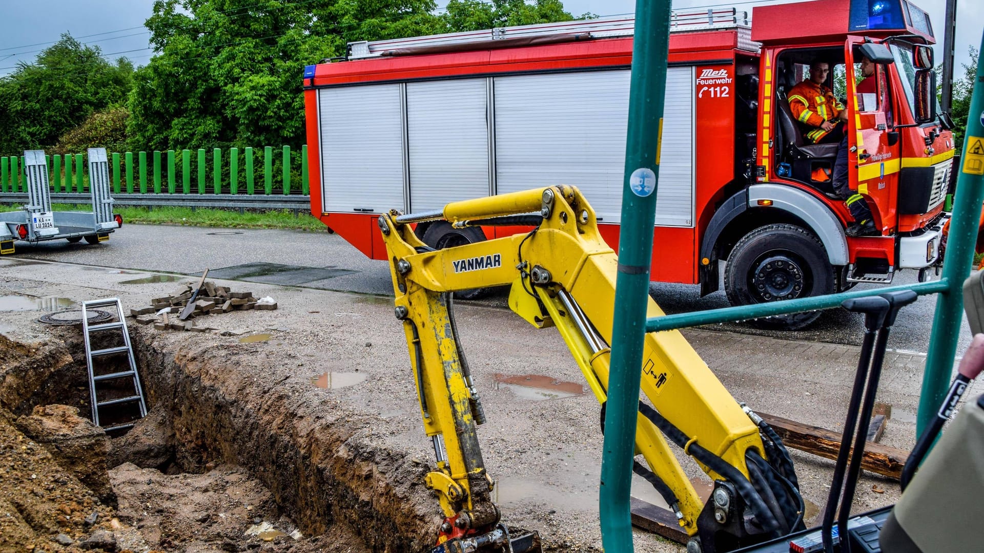 Gerätewagen und Bagger bei einer Baustelle (Symbolbild): Einsatzkräfte konnten dem Verschütteten nicht mehr helfen.