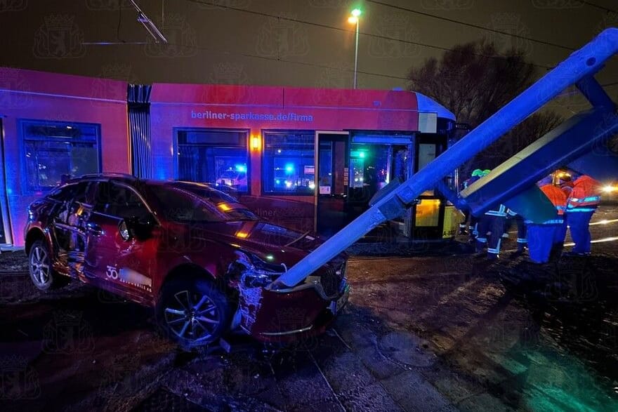 Ein Auto steht nach einem Zusammenstoß mit einer Straßenbahn in Berlin-Marzahn. Vier Menschen sind verletzt worden.