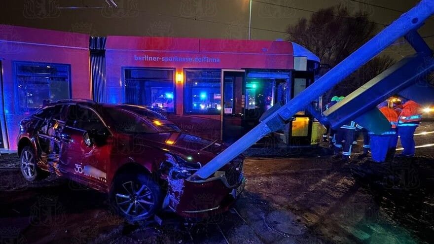 Ein Auto steht nach einem Zusammenstoß mit einer Straßenbahn in Berlin-Marzahn. Vier Menschen sind verletzt worden.