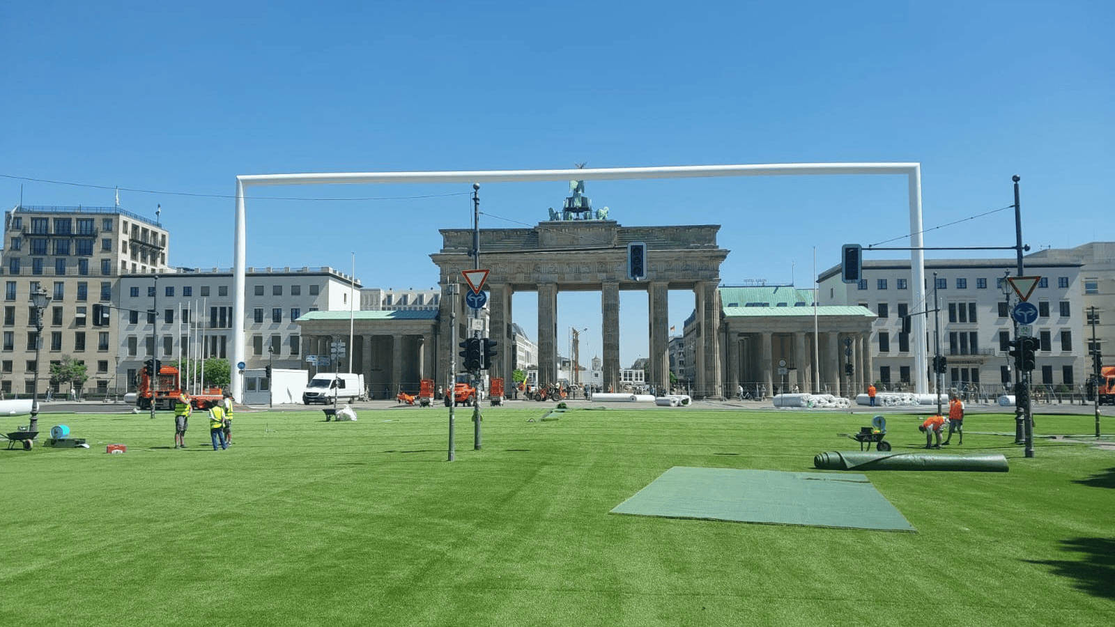 Das riesige Tor stand zur Fußball-EM am Brandenburger Tor in Berlin.