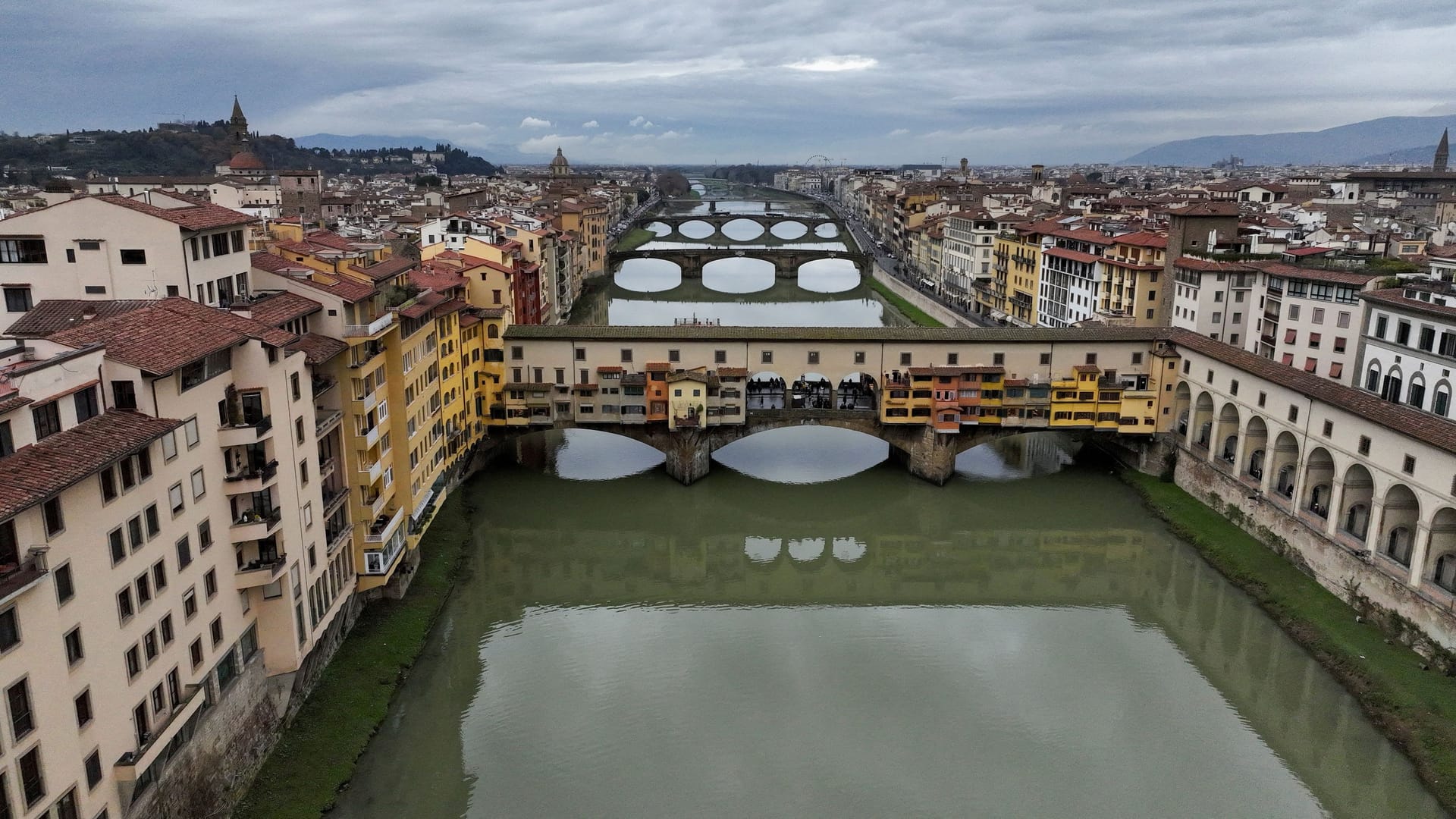 Florenz: Blick auf die Brücke Ponte Vecchio, die den Arno überquert.