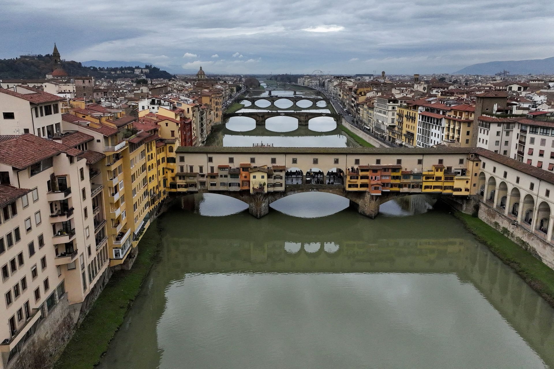 Florenz: Blick auf die Brücke Ponte Vecchio, die den Arno überquert.