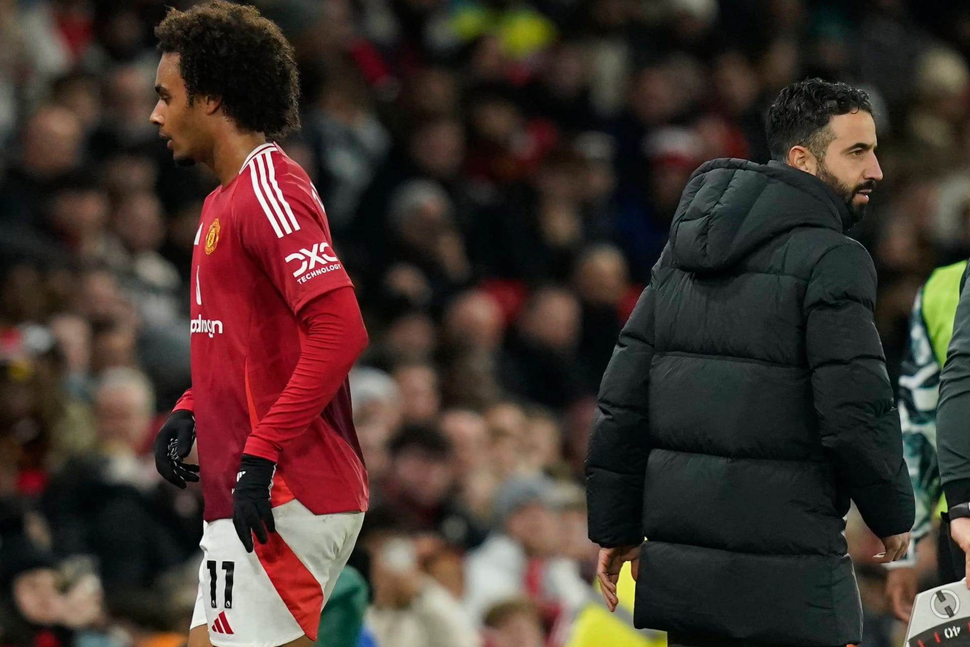 Joshua Zirkzee (l.) nach seiner Auswechslung: Der Stürmer erlebt aktuell schwere Tage bei Manchester United.