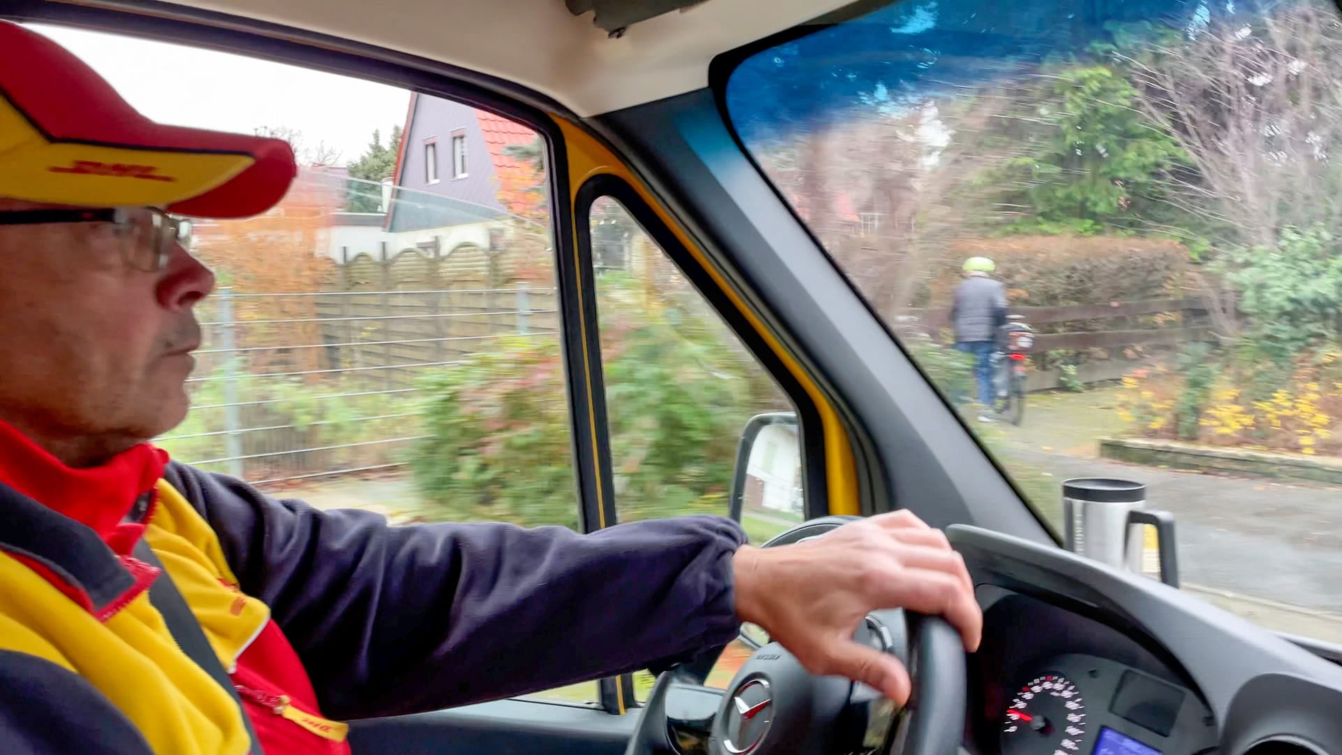 DHL-Paketbote Mario Zahl auf dem Weg ins Zustellgebiet im Berliner Süden.