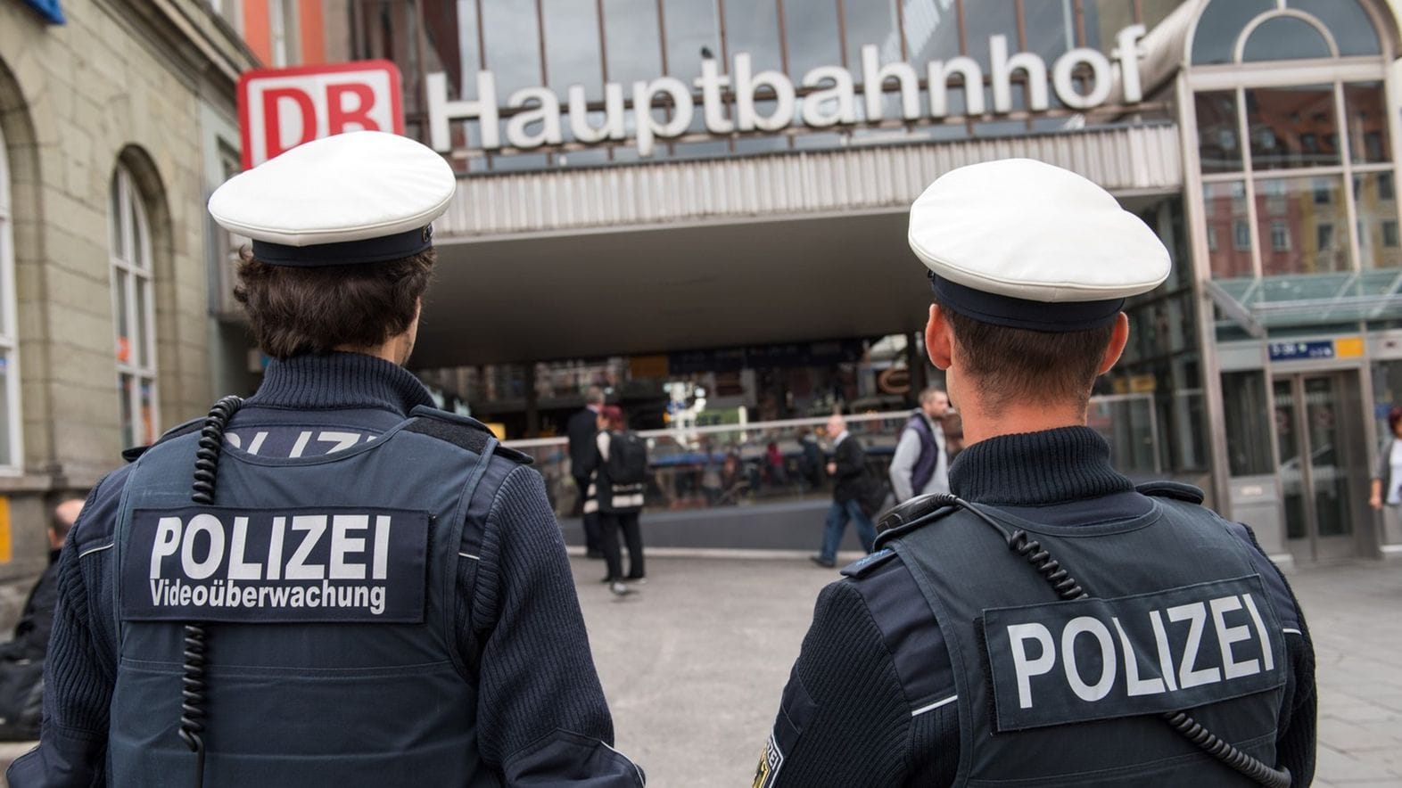 Beamte der Bundespolizei vor dem Hauptbahnhof (Archivbild): Die Auseinandersetzung wurde von einer Überwachungskamera aufgezeichnet.