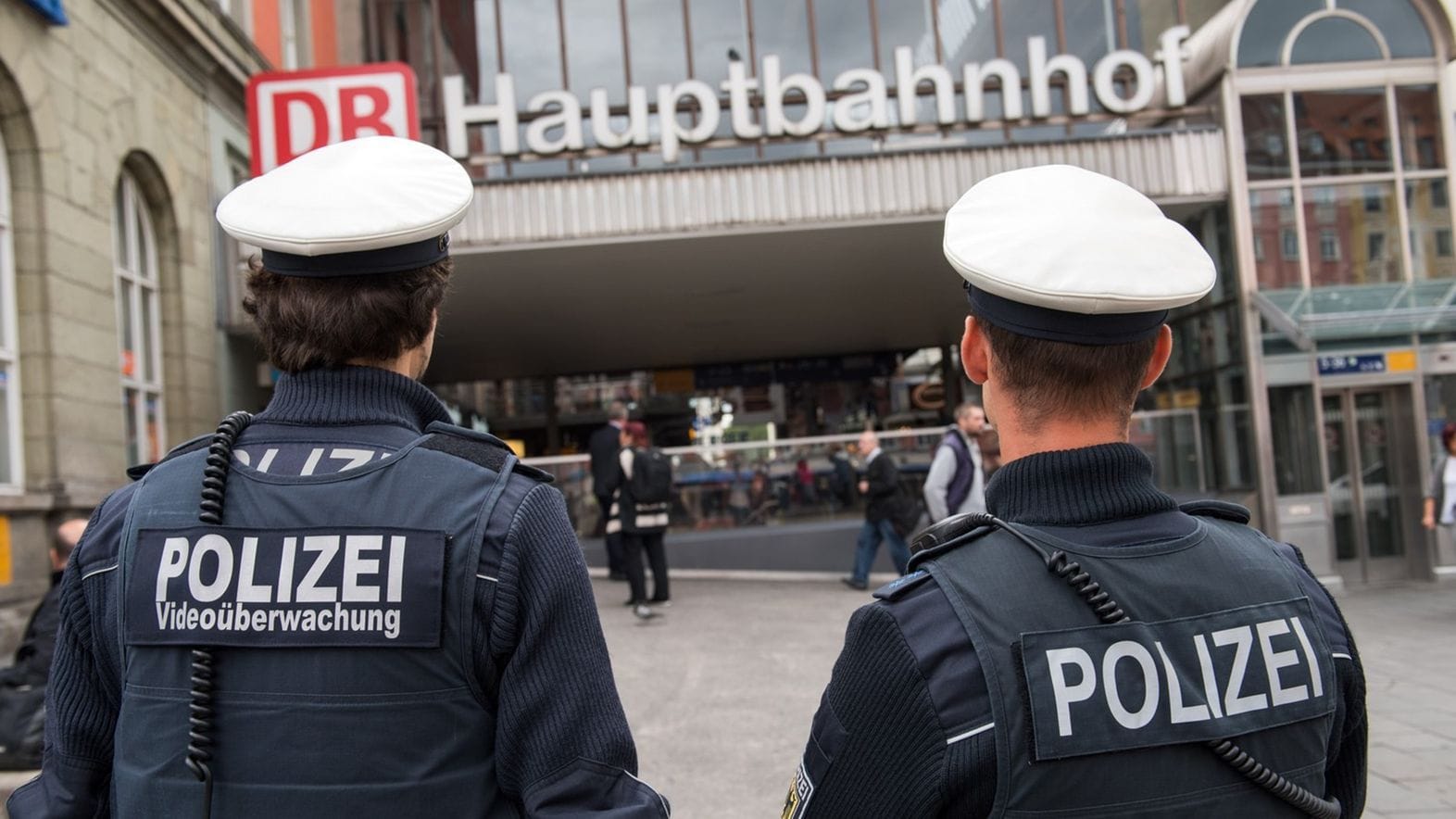 Beamte der Bundespolizei vor dem Hauptbahnhof (Archivbild): Nachdem zwei Männer aggressiv geworden sind, haben die Polizisten Pfefferspray eingesetzt. Beamte der Bundespolizei vor dem Hauptbahnhof (Archivbild): Nachdem zwei Männer aggressiv geworden sind, haben die Polizisten Pfefferspray eingesetzt.