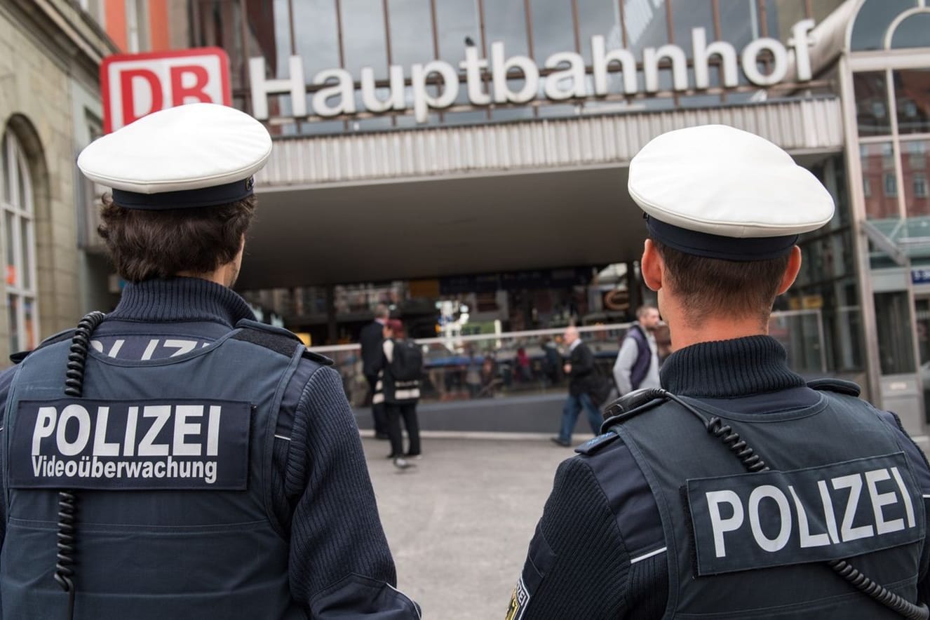 Beamte der Bundespolizei vor dem Hauptbahnhof (Archivbild): Nachdem zwei Männer aggressiv geworden sind, haben die Polizisten Pfefferspray eingesetzt.