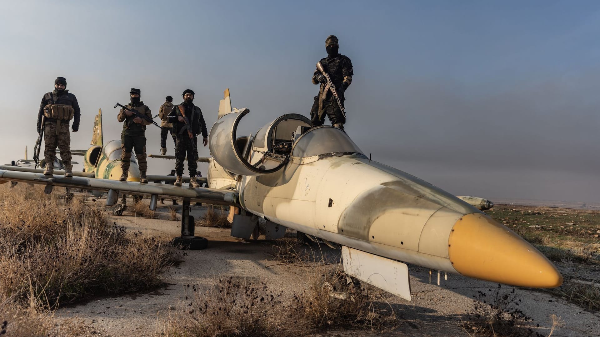 Aleppo: Mitglieder der bewaffneten syrischen Opposition stehen auf einem Militärflugzeug, nachdem sie die Kontrolle über den Militärflughafen Nayrab übernommen haben.