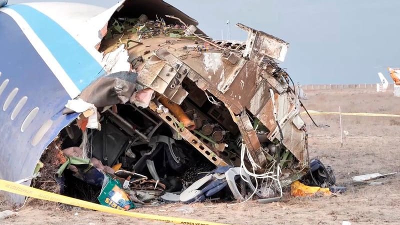 Das Flugzeugwrack: Mehrere Menschen überlebten.