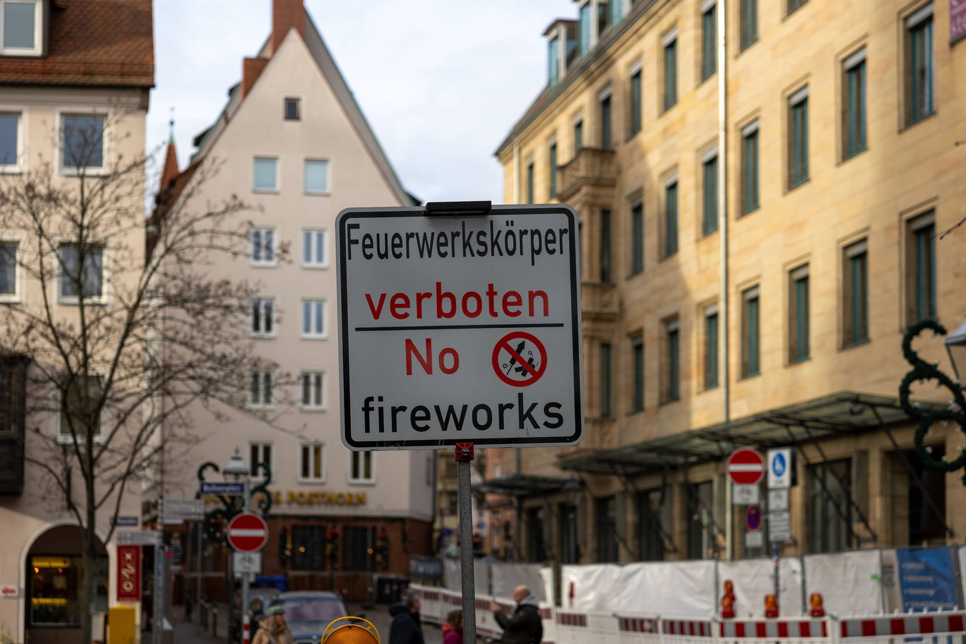 Ein Schild weist auf das Böllerverbot in der Nürnberger Altstadt hin (Archivbild): Wer dagegen verstößt, riskiert ein Bußgeld.