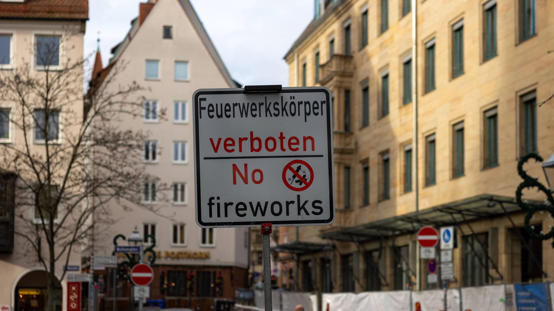 Ein Schild weist auf das Böllerverbot in der Nürnberger Altstadt hin (Archivbild): Wer dagegen verstößt, riskiert ein Bußgeld.